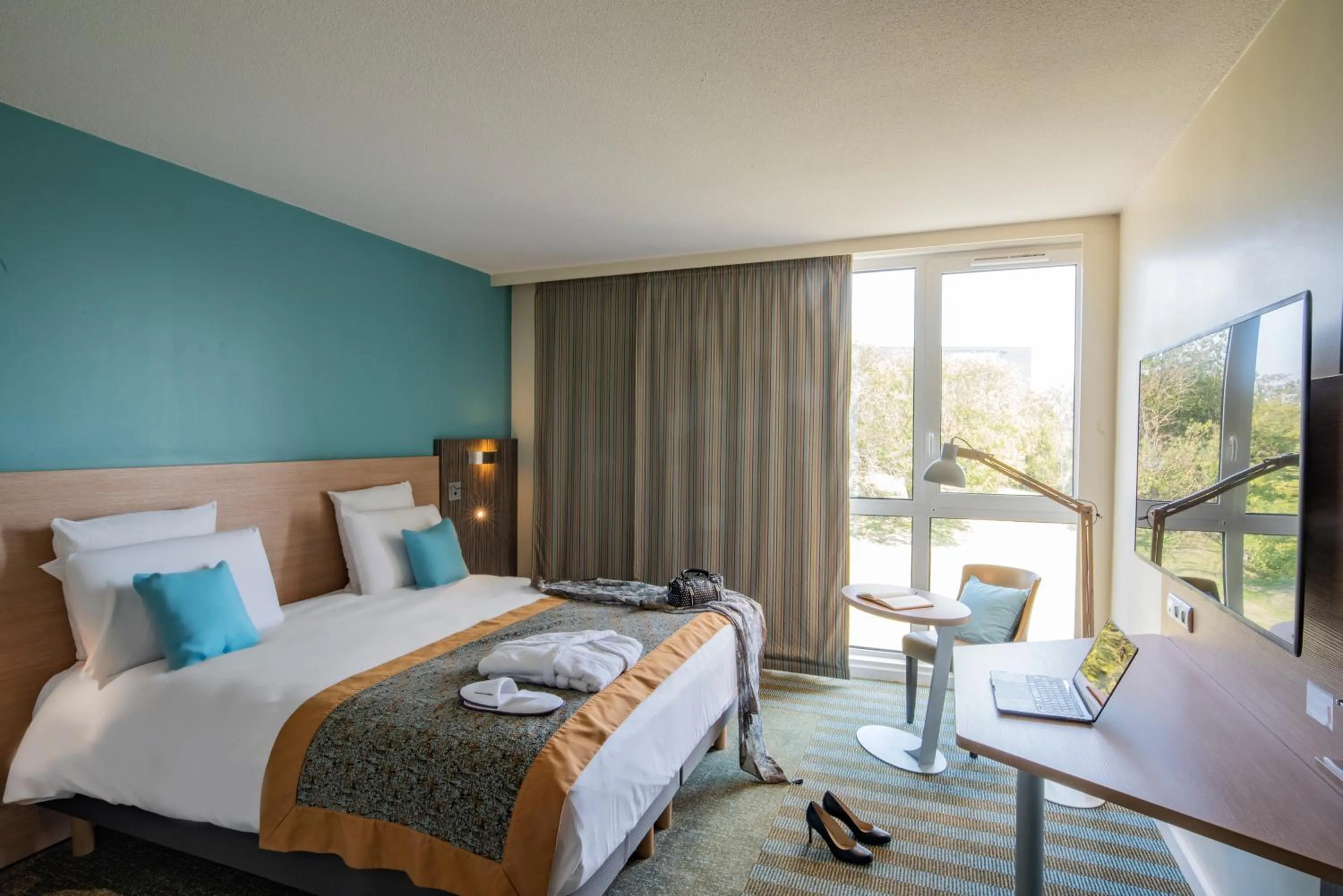 Photo of the whole room, Bed in Hôtel Mercure Lille Aéroport