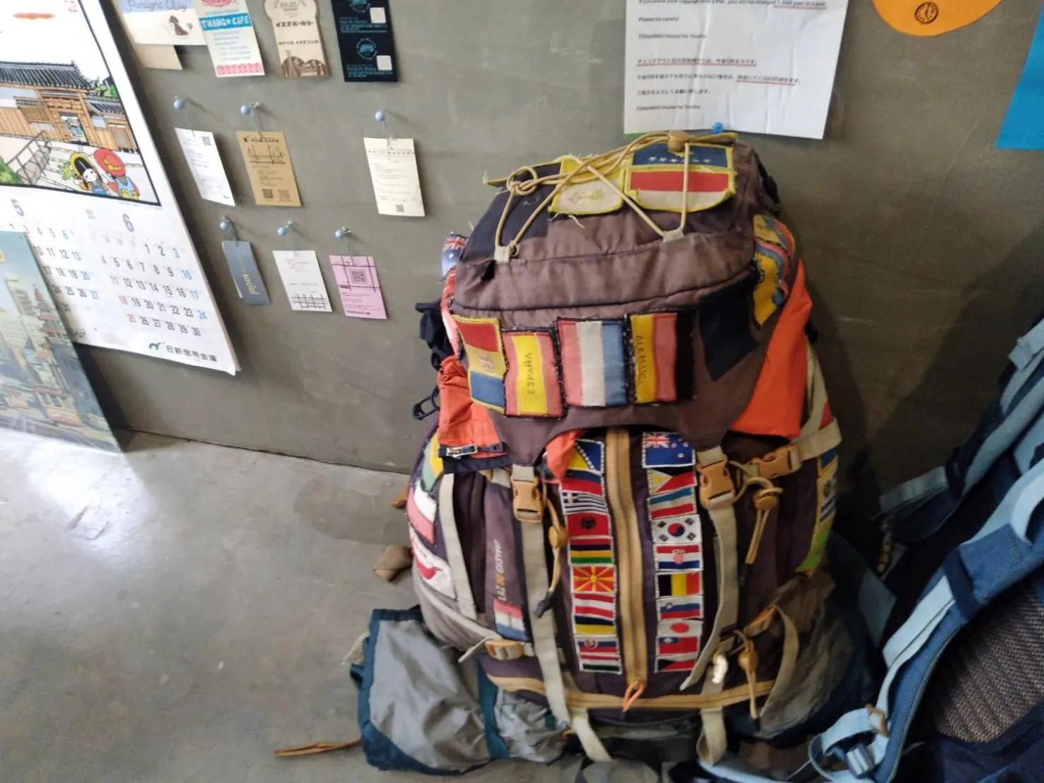 Communal lounge/ TV room in TONARINO Hostel for Backpackers