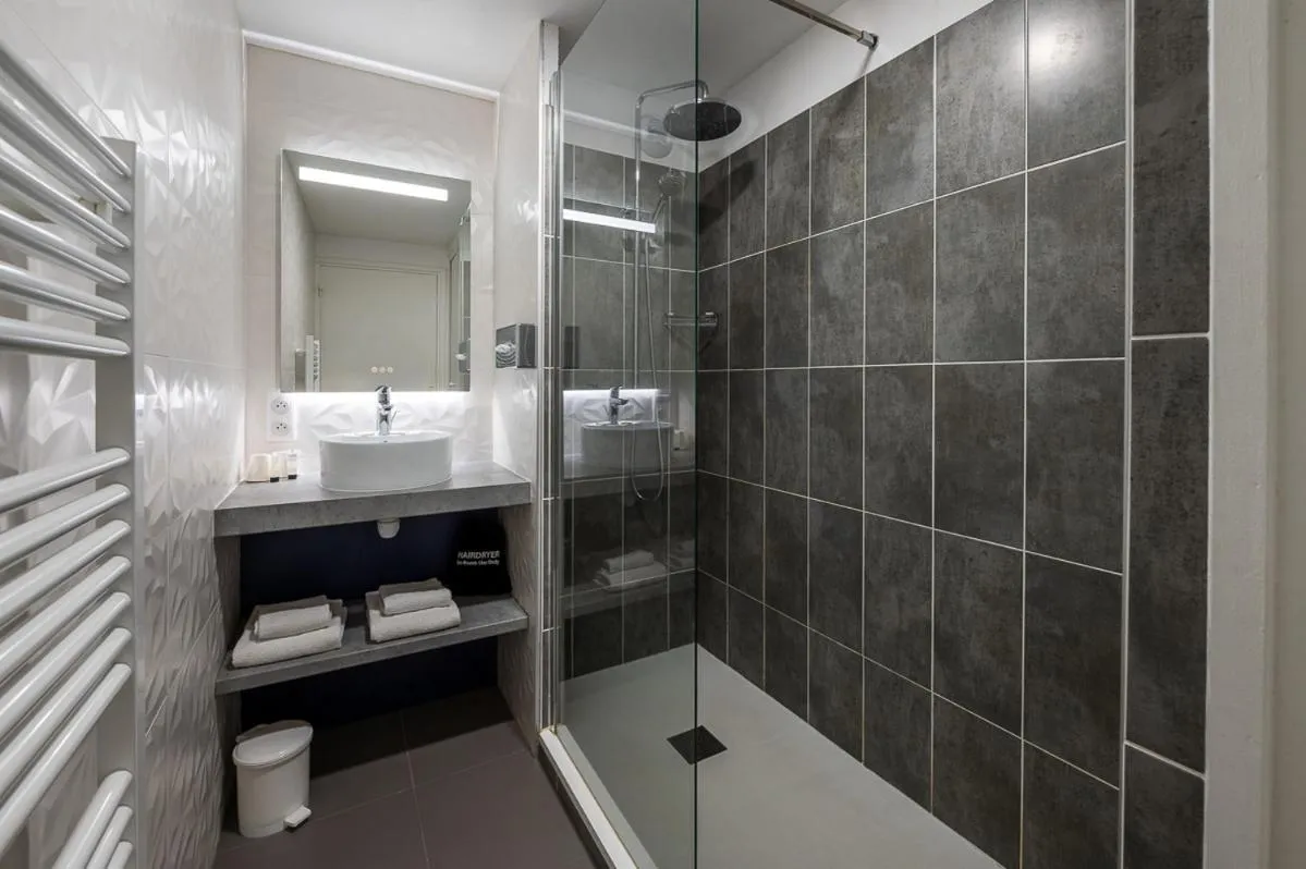 Shower in Best Western Hôtel Royan Océan