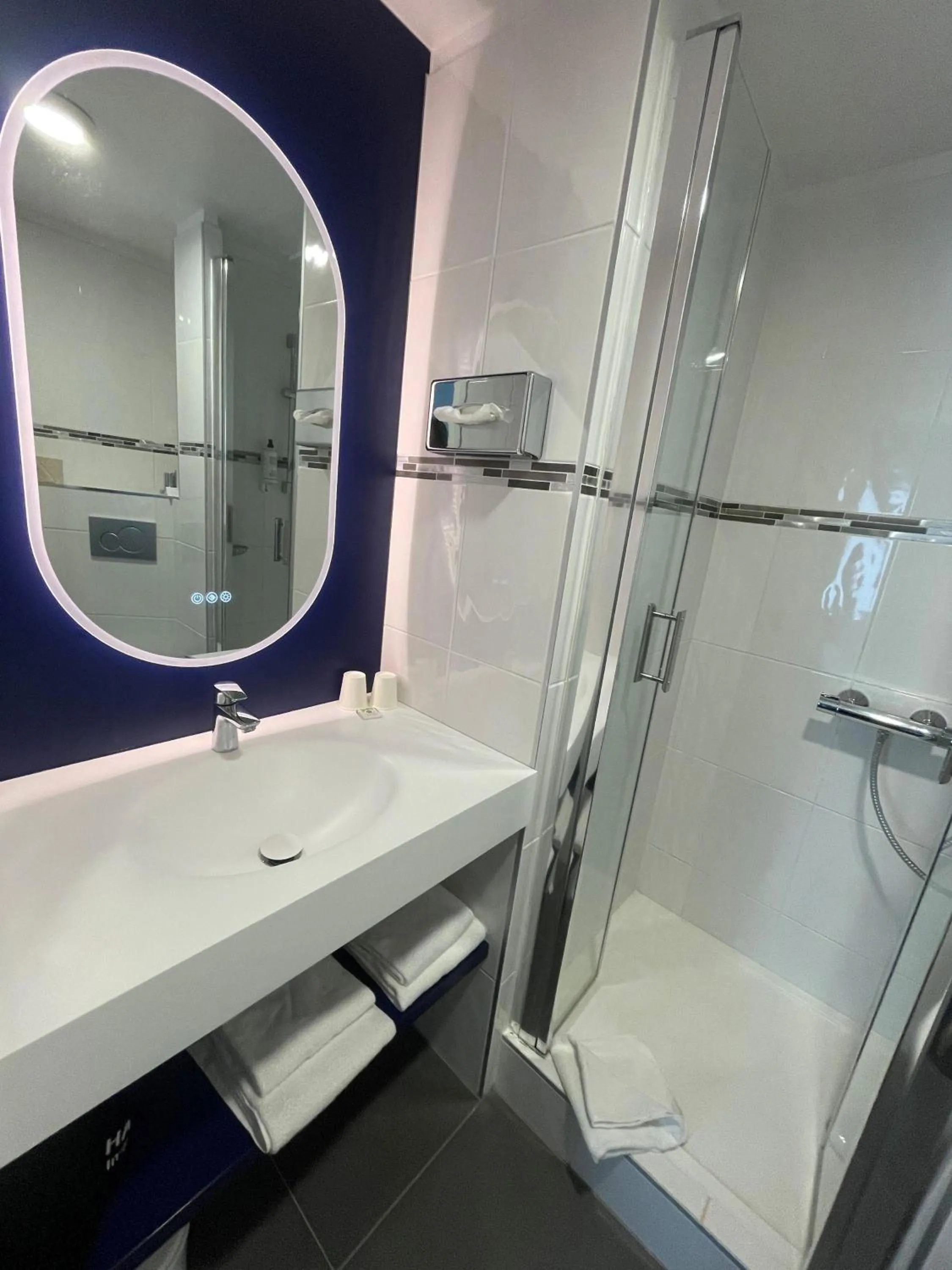 Bedroom in Best Western Hôtel Royan Océan