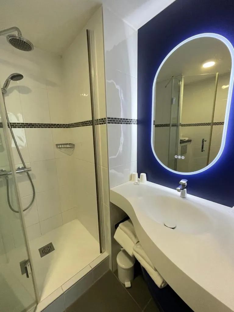 Shower in Best Western Hôtel Royan Océan