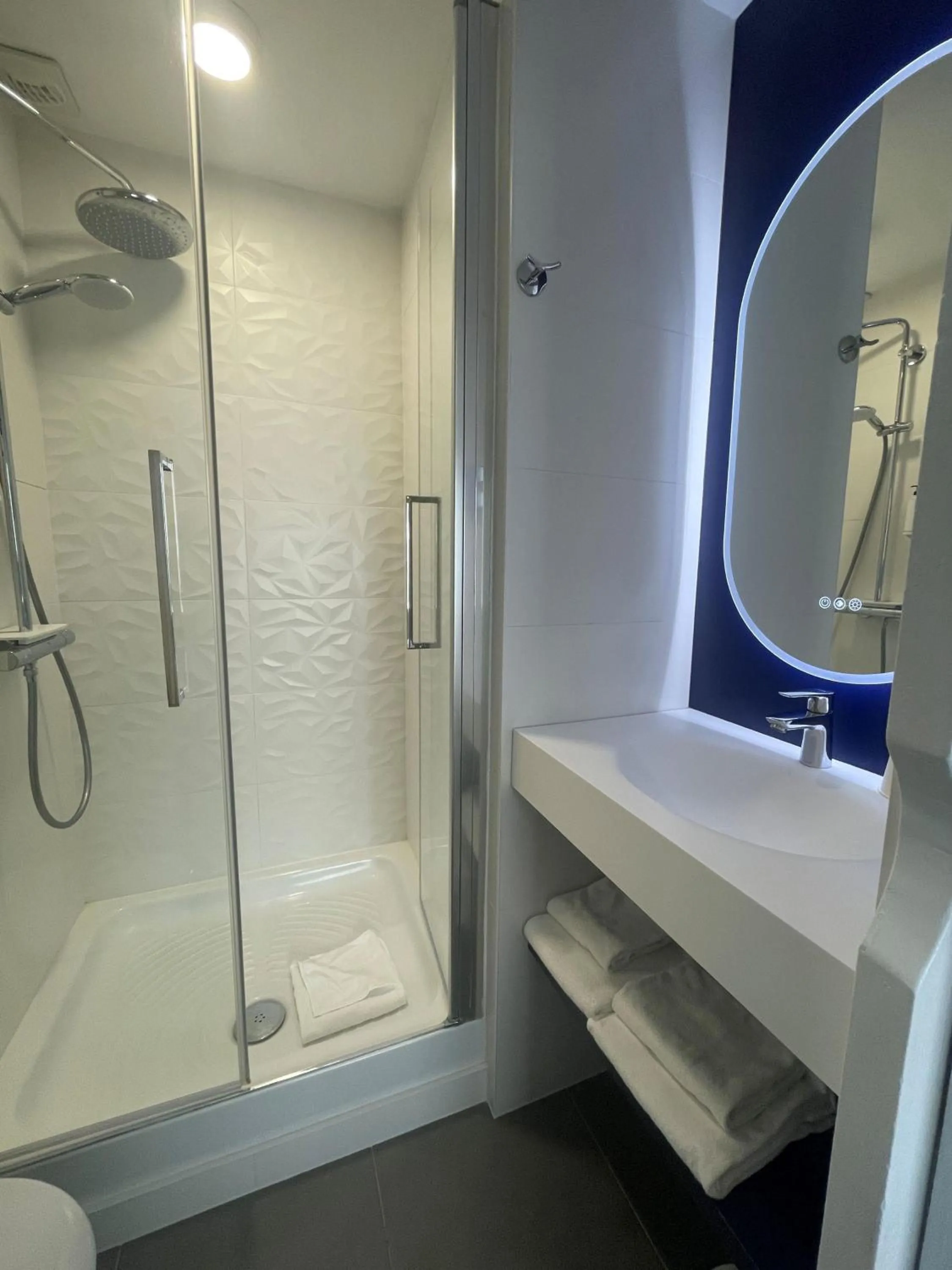 Bedroom in Best Western Hôtel Royan Océan