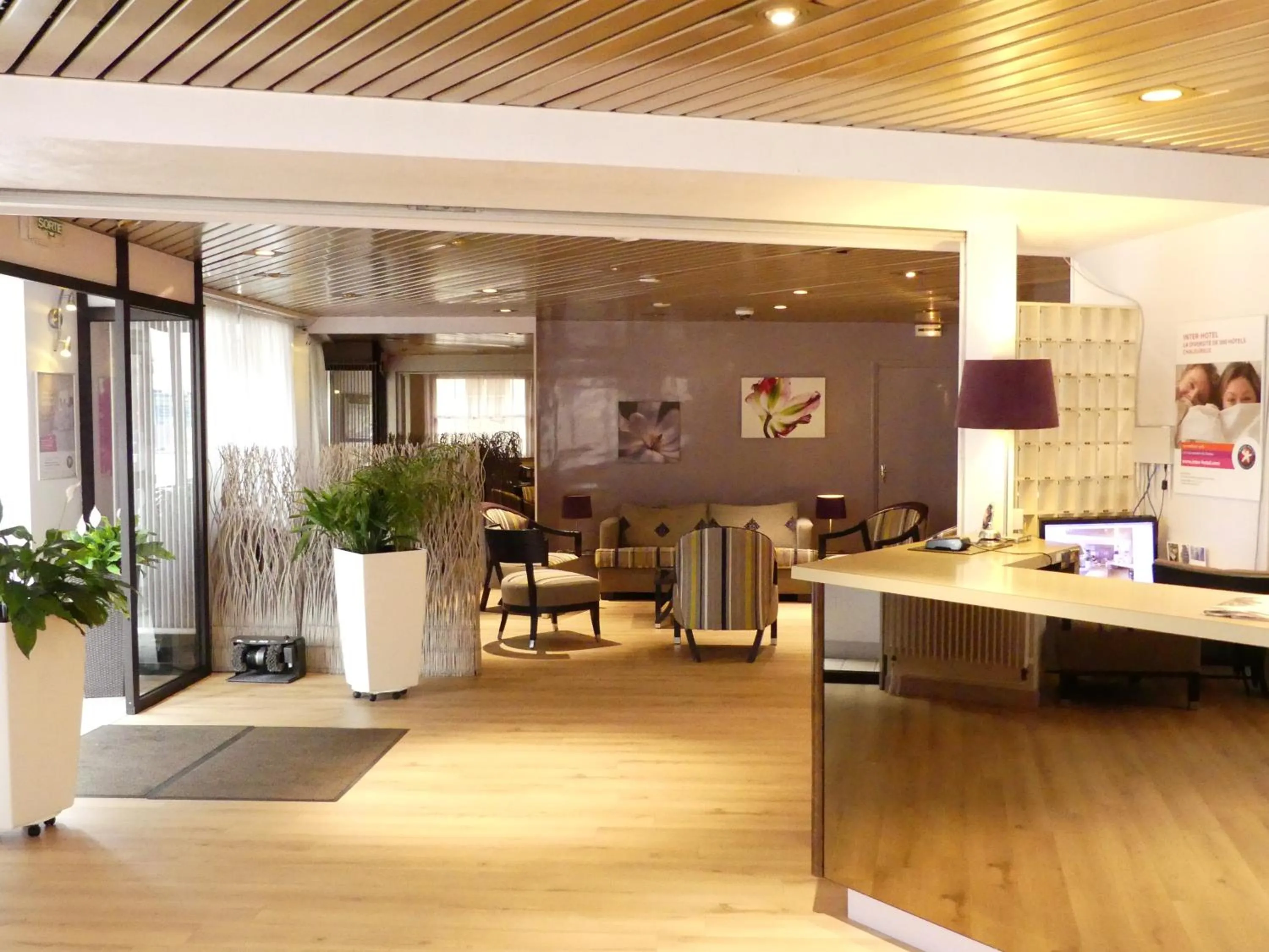 Lobby or reception in Hôtel de l'Orme, Akena