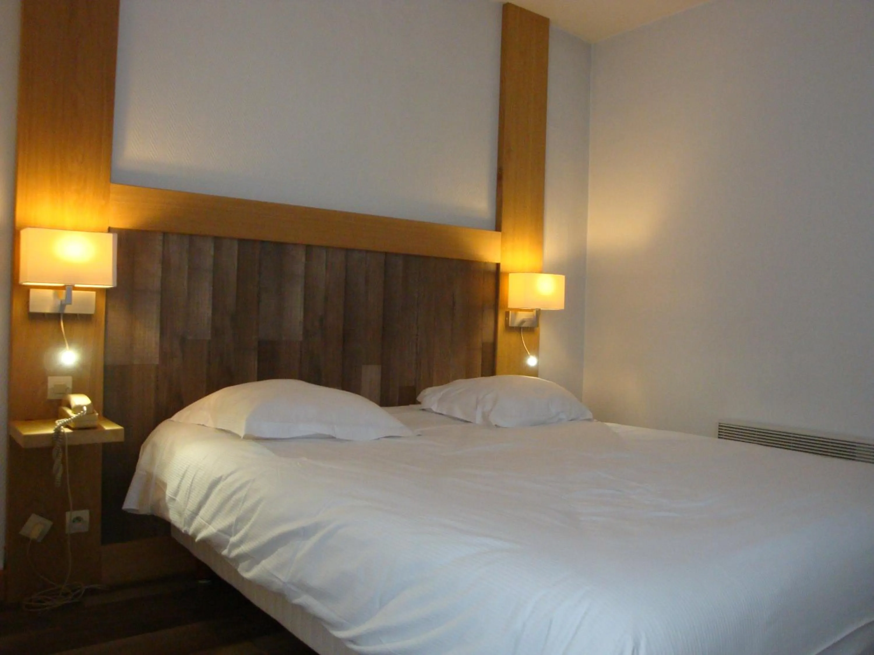 Bed in Hôtel de l'Orme, Akena