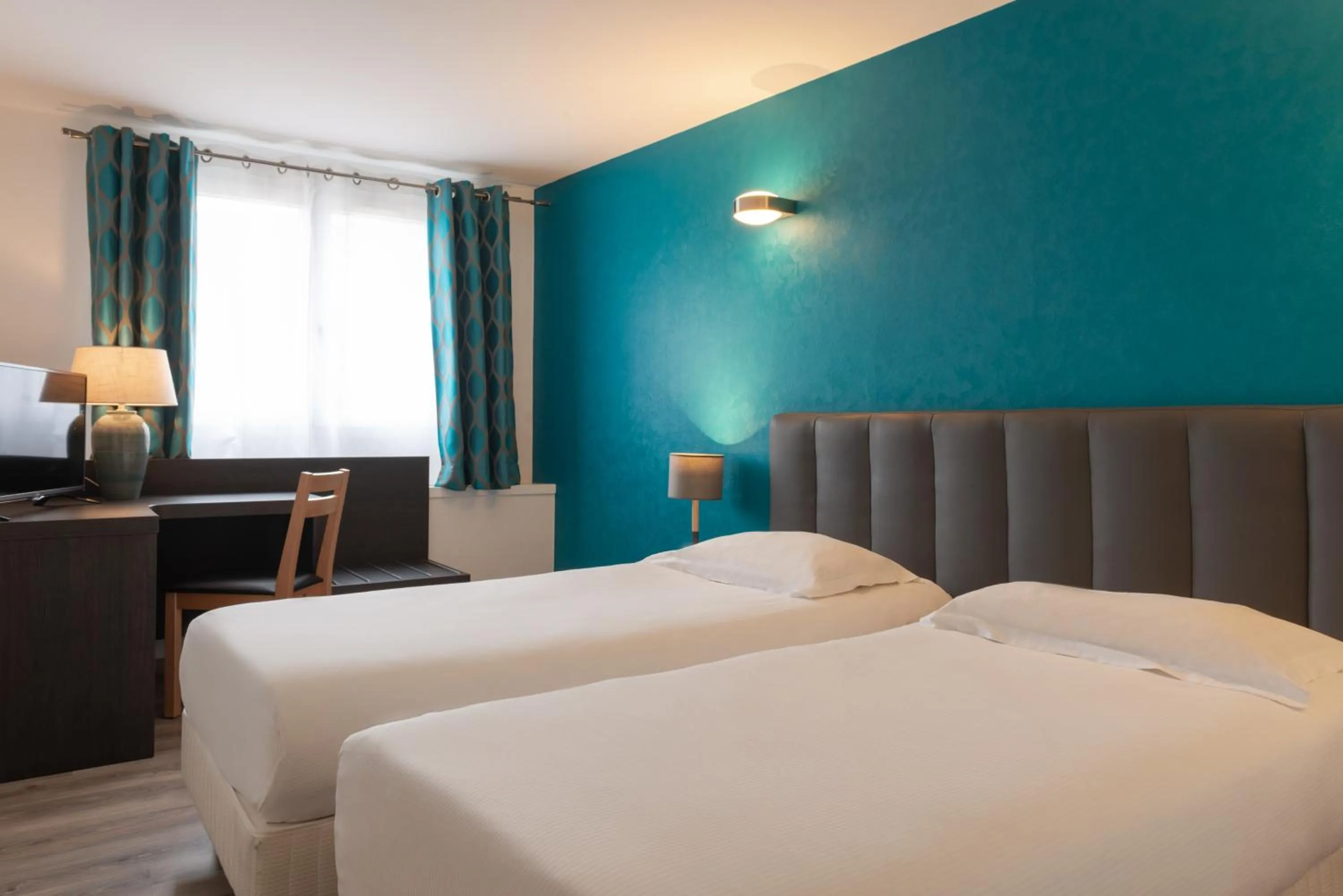 Bed in Hôtel de l'Orme, Akena