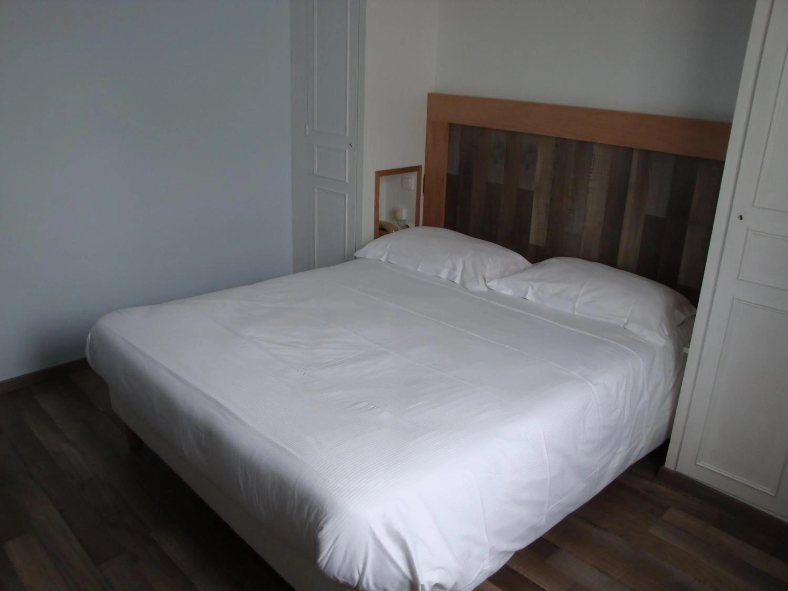 Bed in Hôtel de l'Orme, Akena