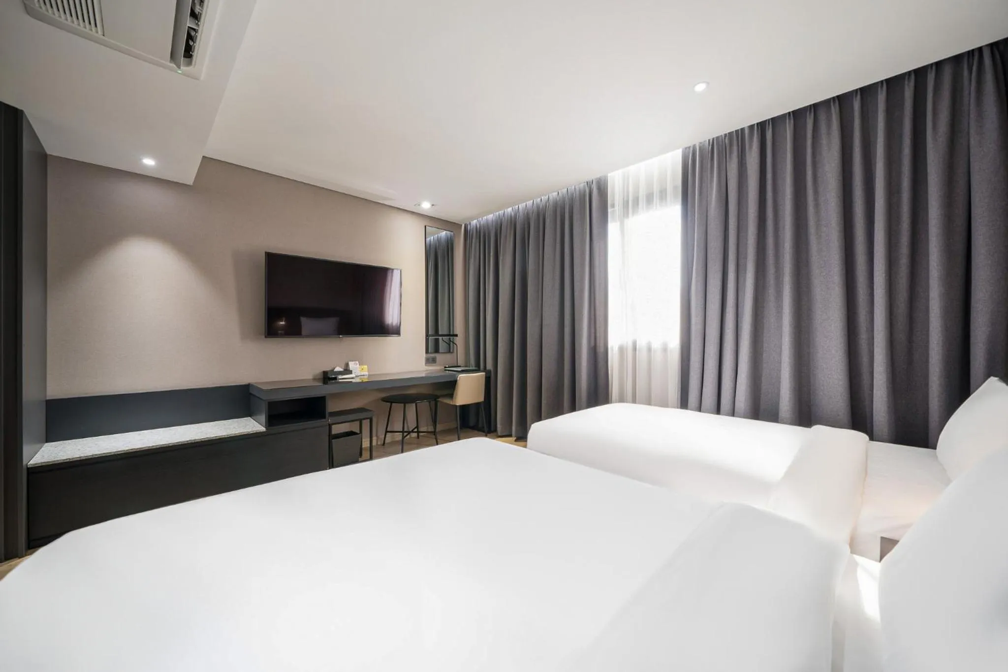 Communal lounge/ TV room, Bed in Rivertain Hotel Gyeongju