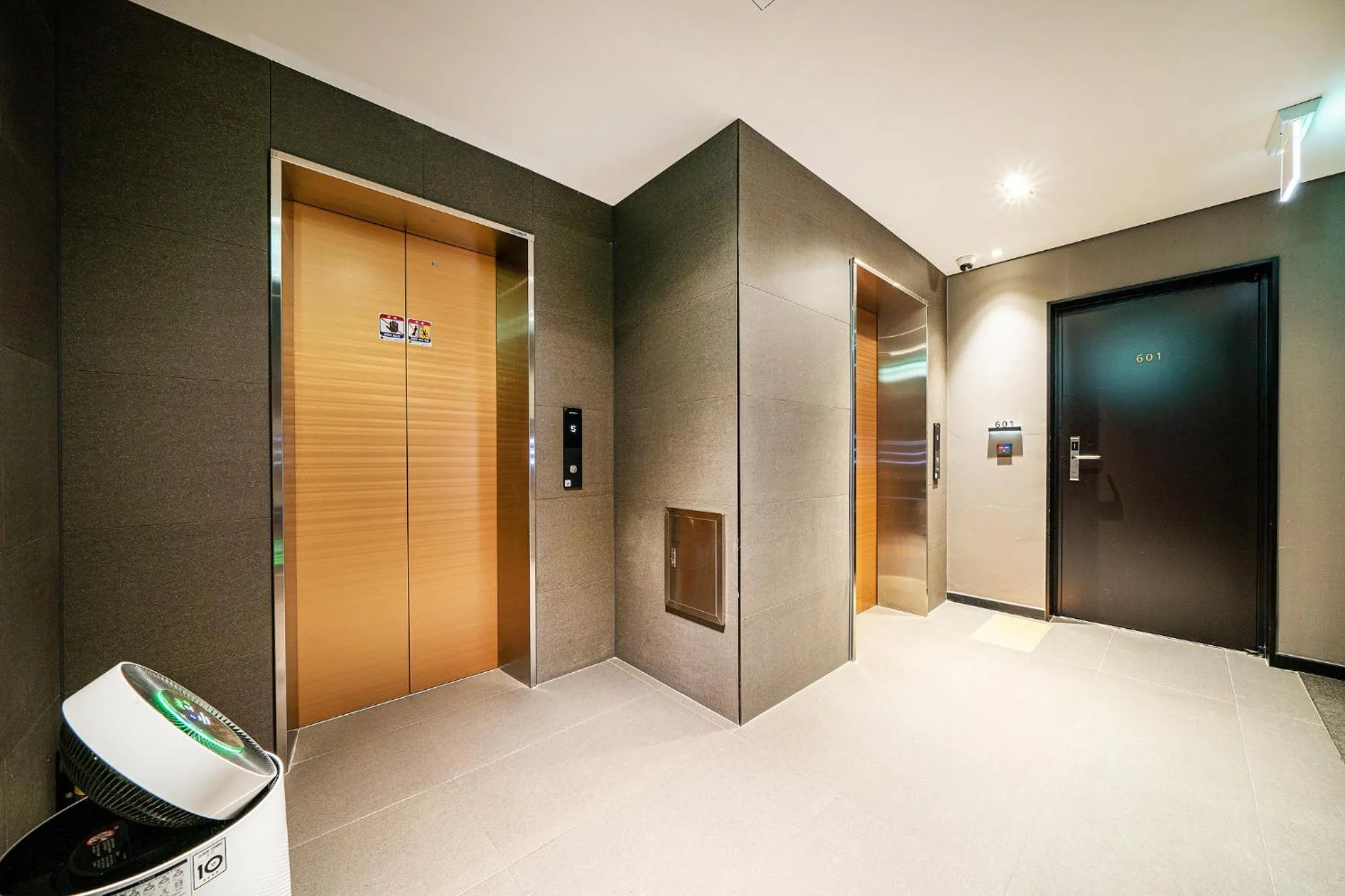 elevator in Rivertain Hotel Gyeongju