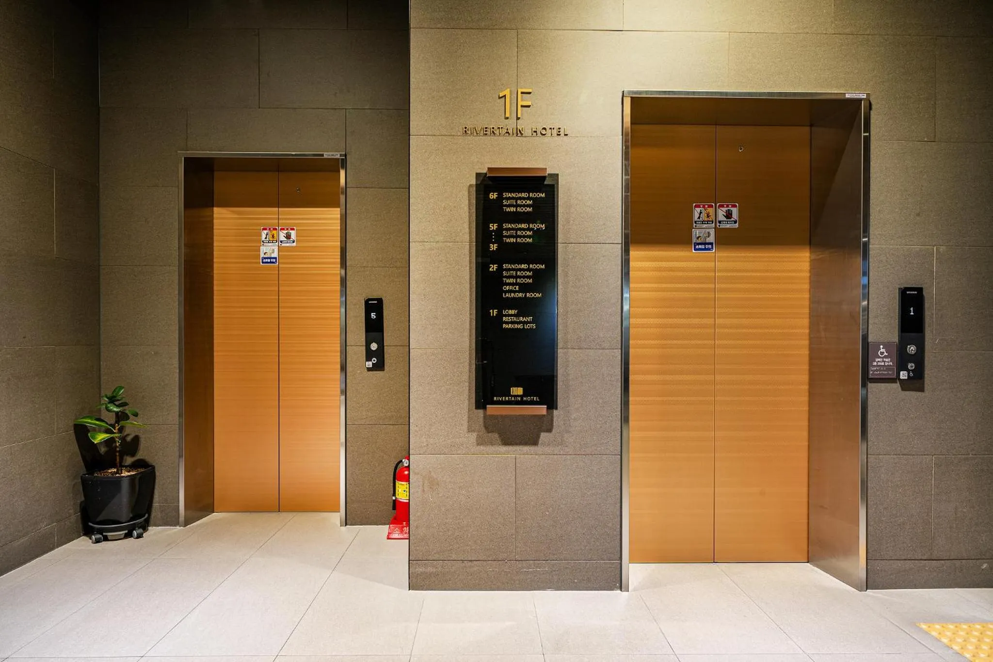 elevator in Rivertain Hotel Gyeongju