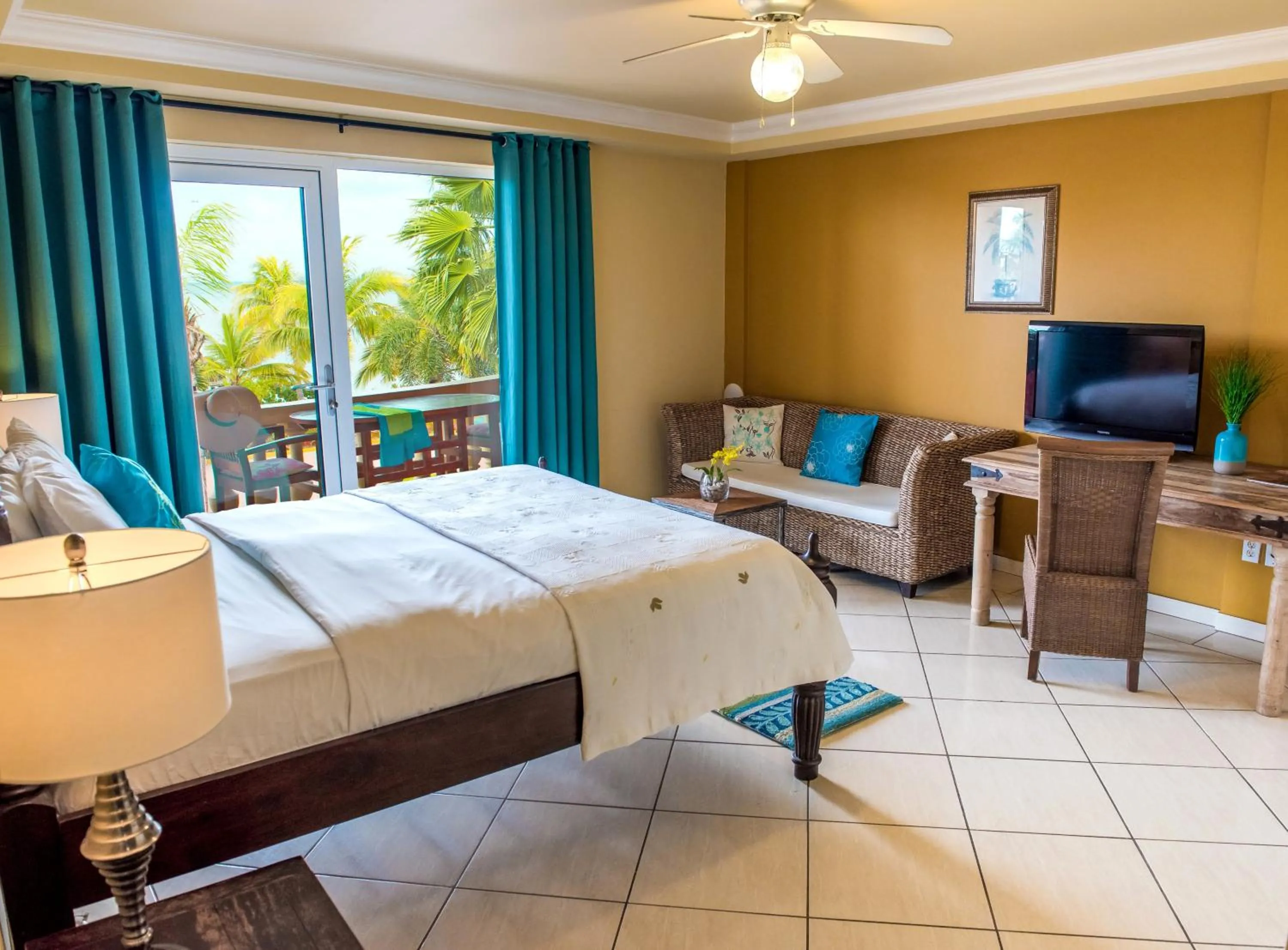 Photo of the whole room, Bed in Aruba Surfside Marina