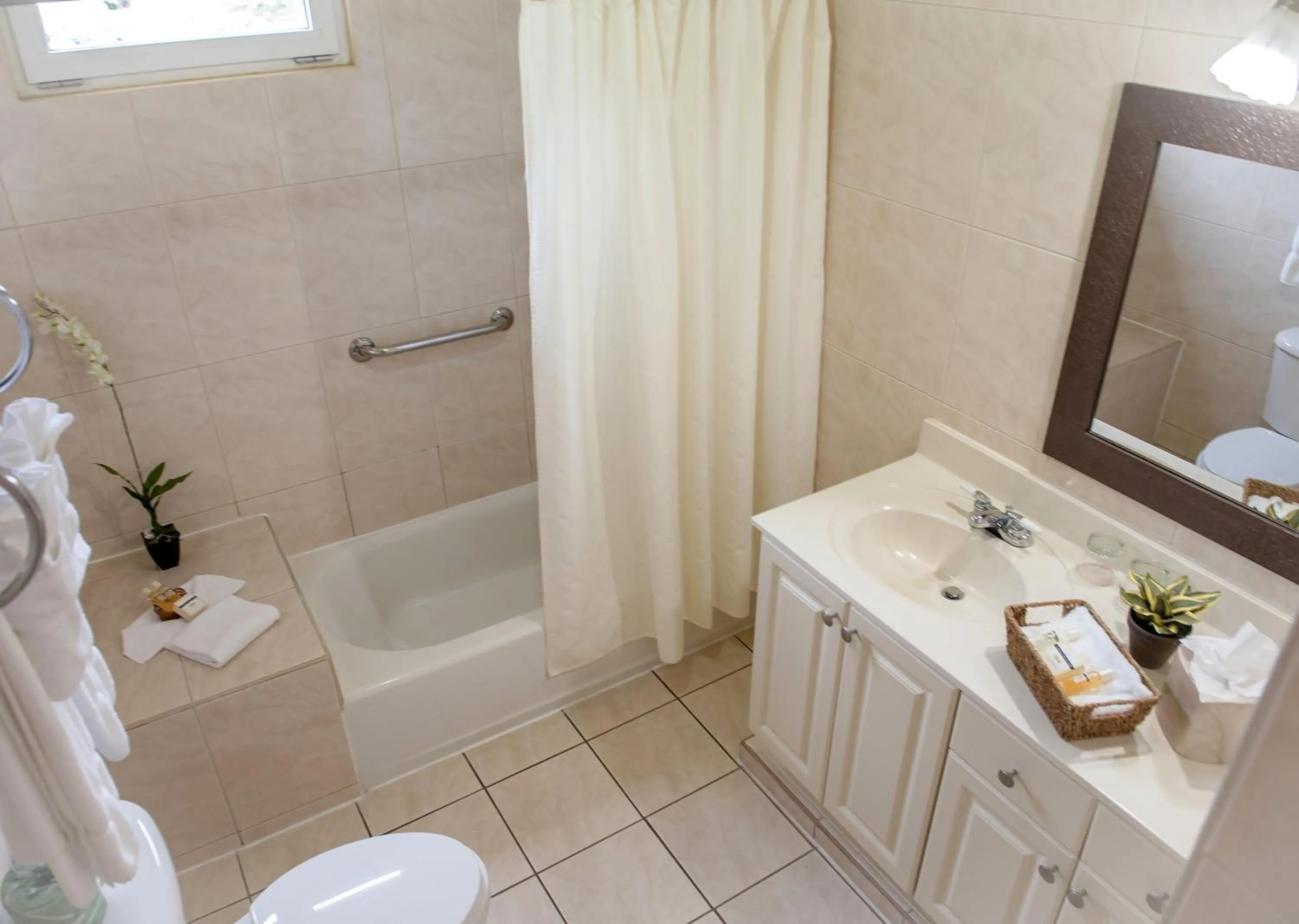 Bathroom in Aruba Surfside Marina