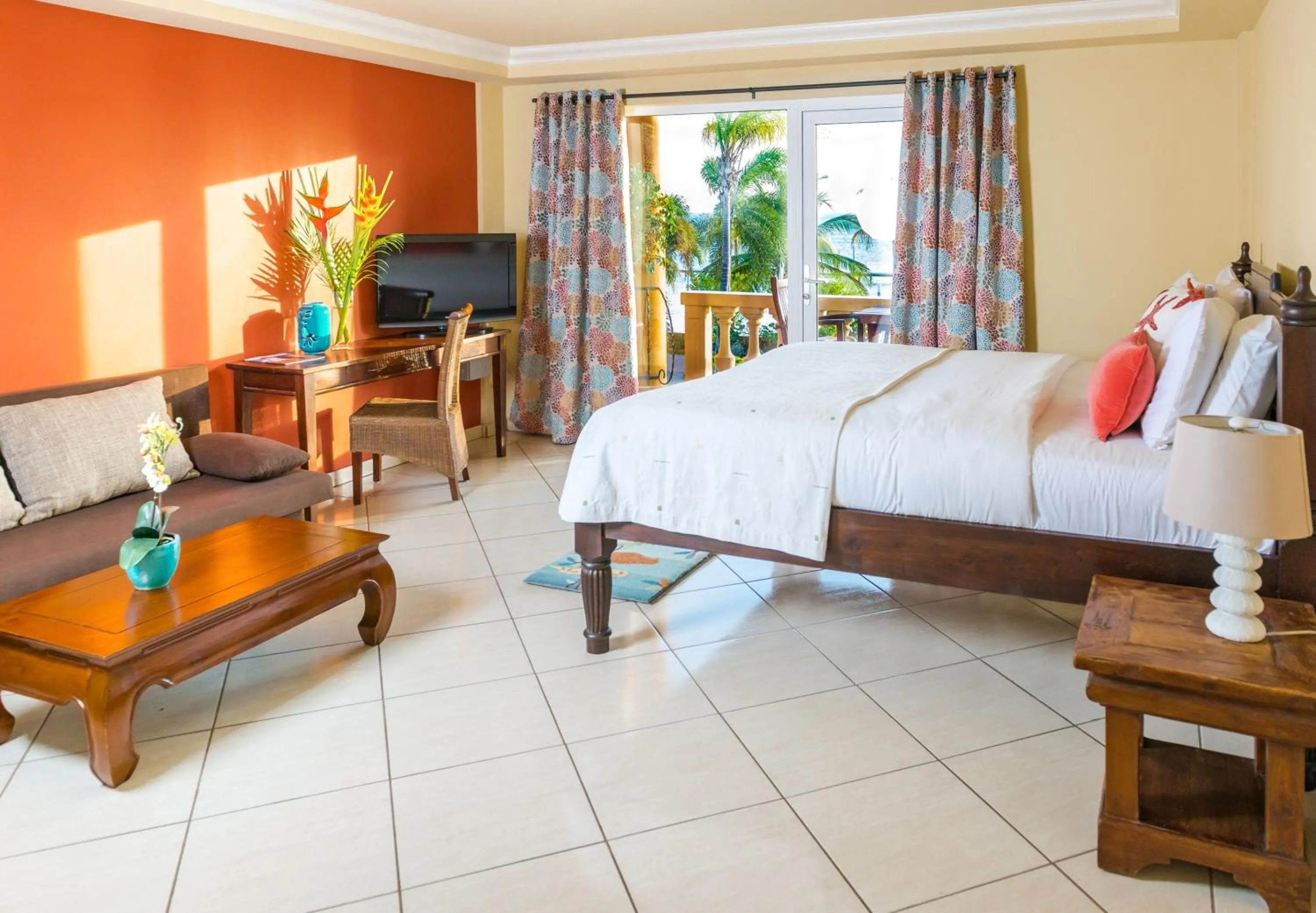 Photo of the whole room, Bed in Aruba Surfside Marina