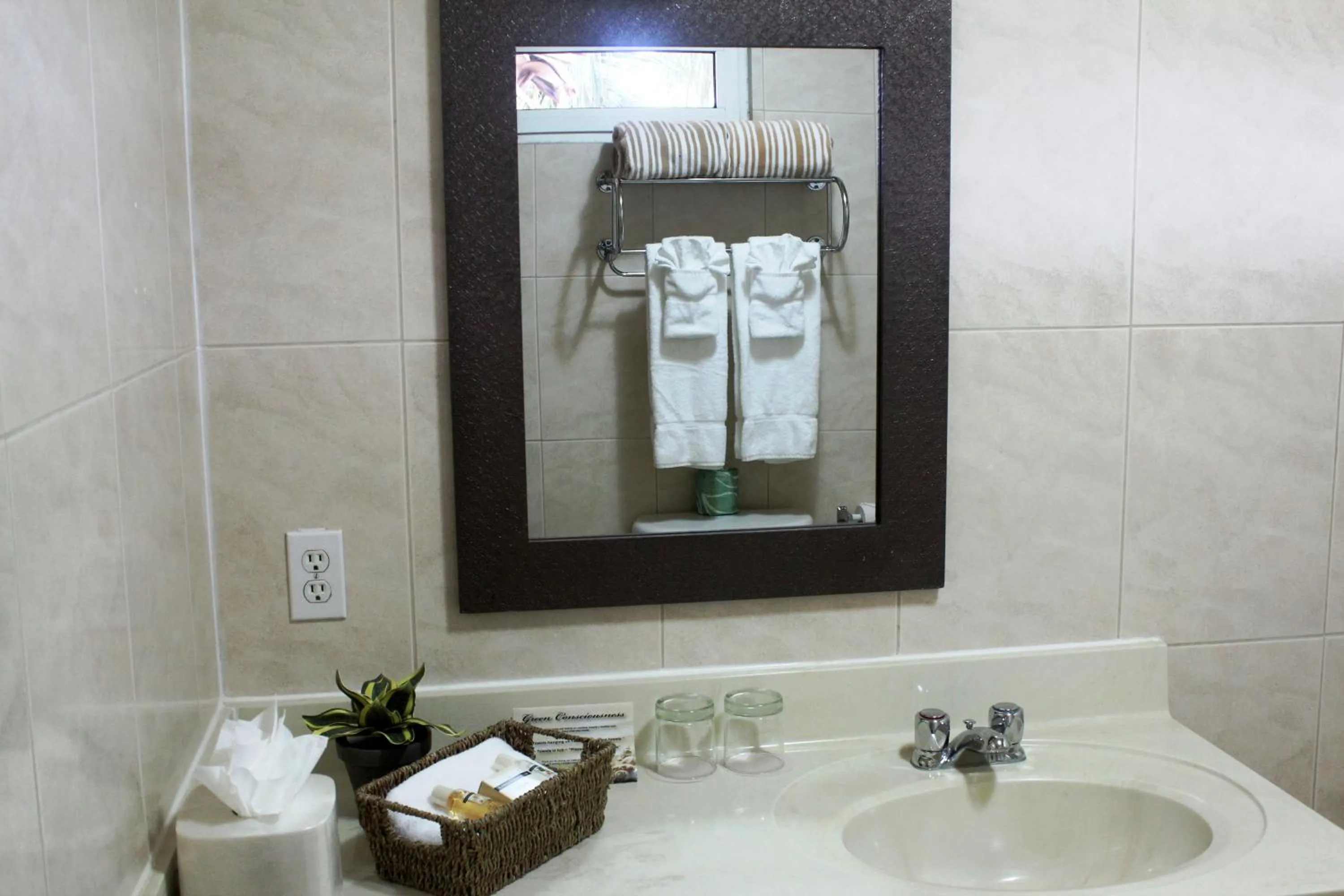 Bathroom in Aruba Surfside Marina
