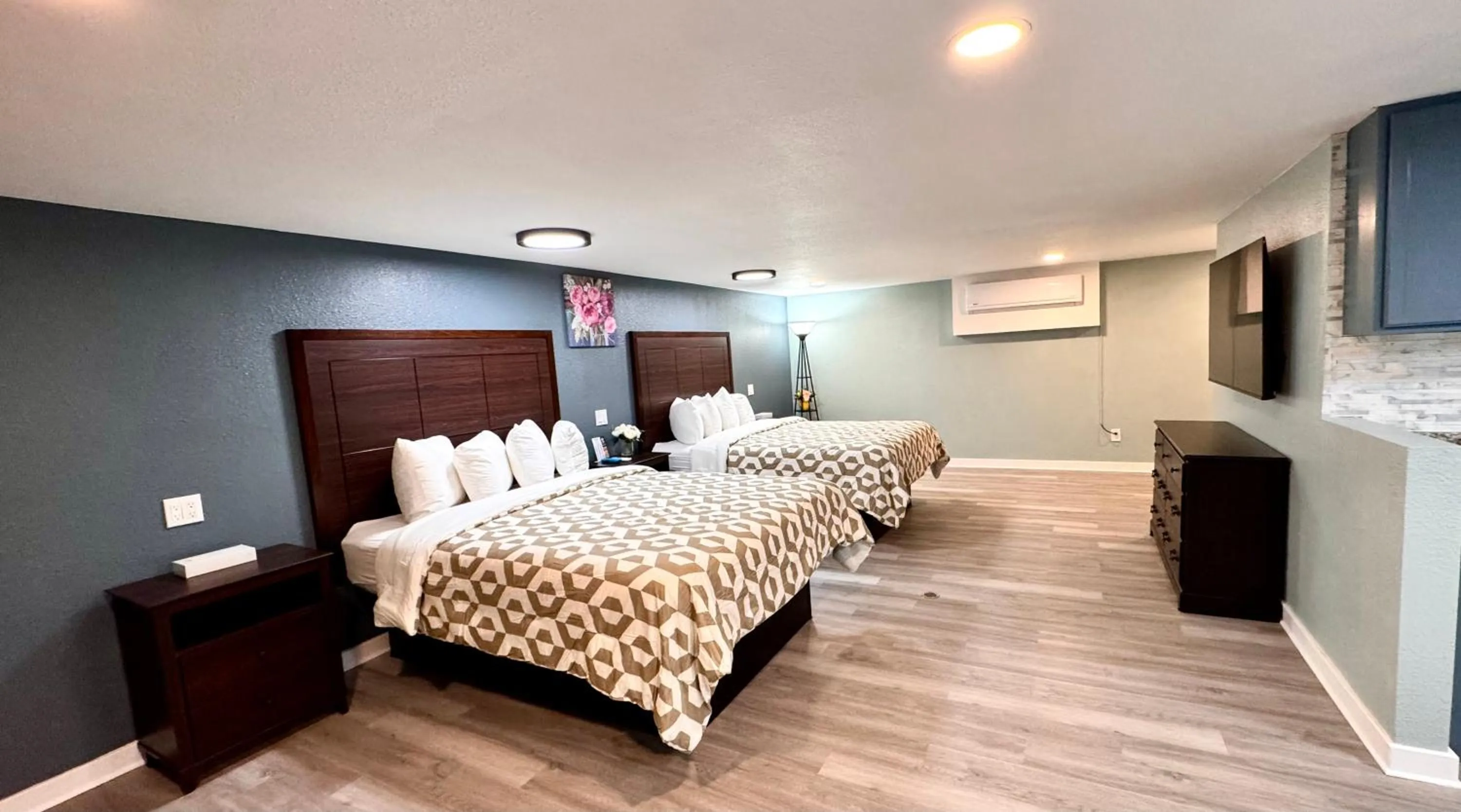 Bed in Annie Oakley Motel Oakley