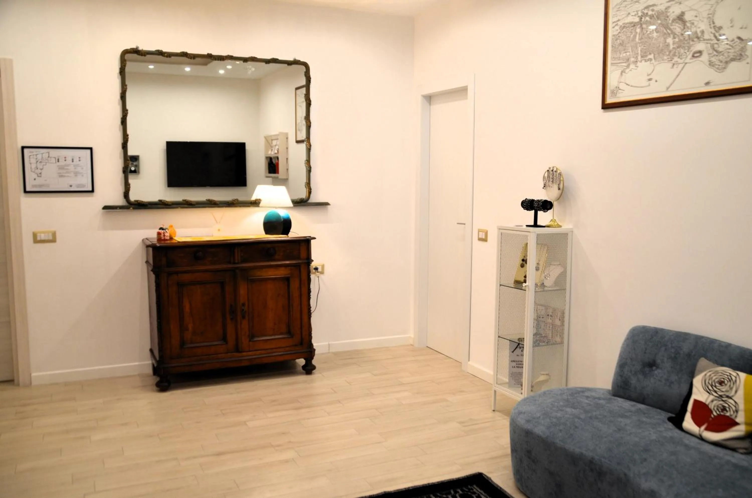 Communal lounge/ TV room in La Locanda d'Oro