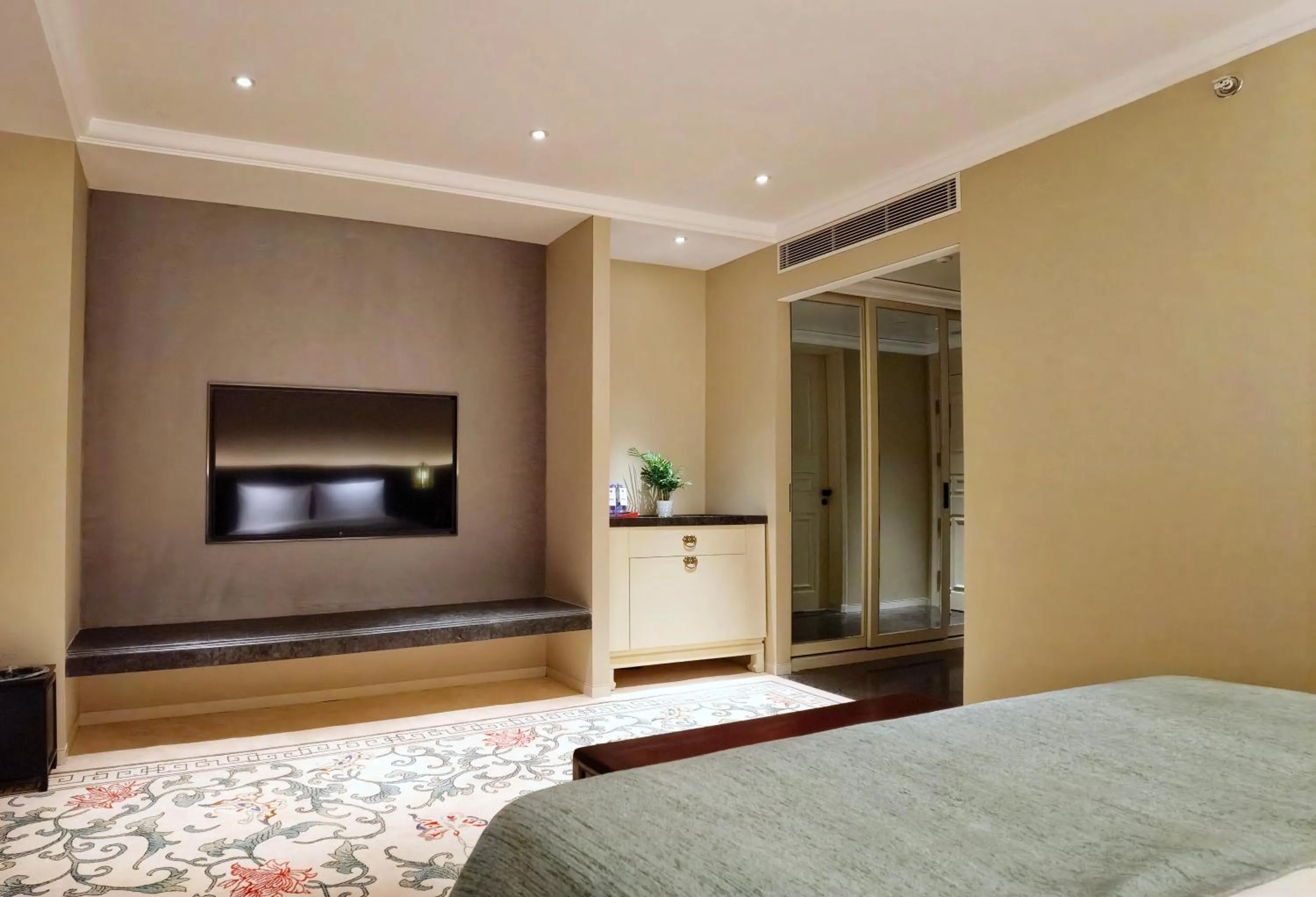 Bedroom, Bed in Grand Hotel Beijing Forbidden City