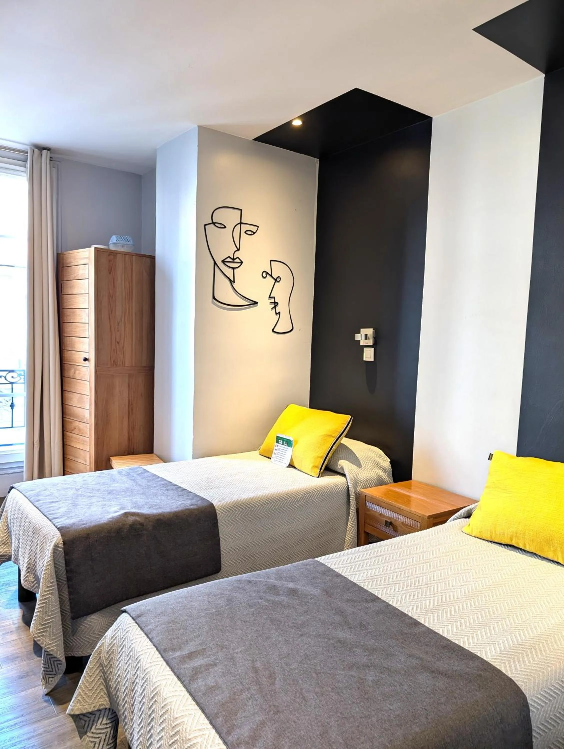 Street view, Bed in H33 Hôtel