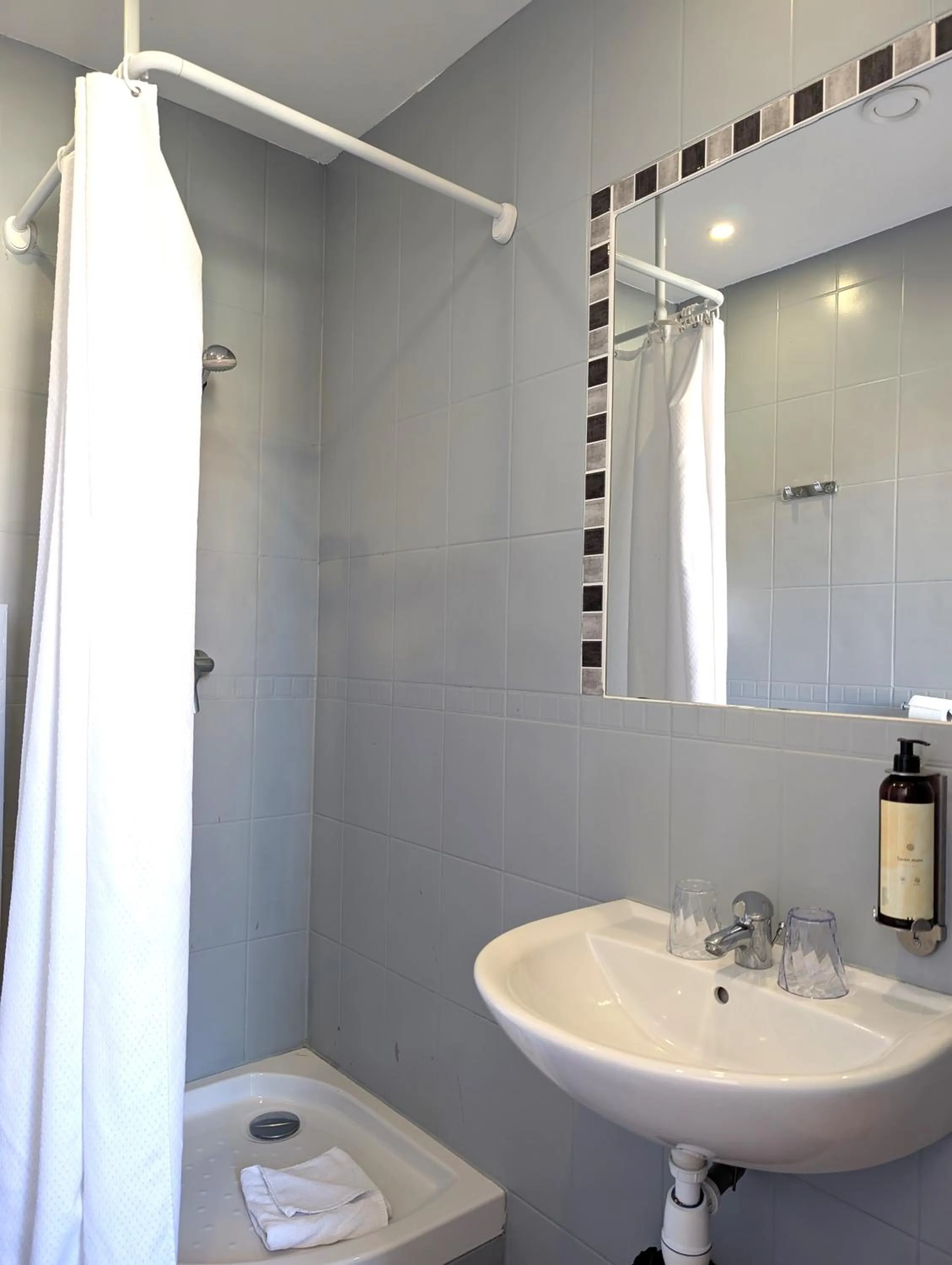 Shower in H33 Hôtel