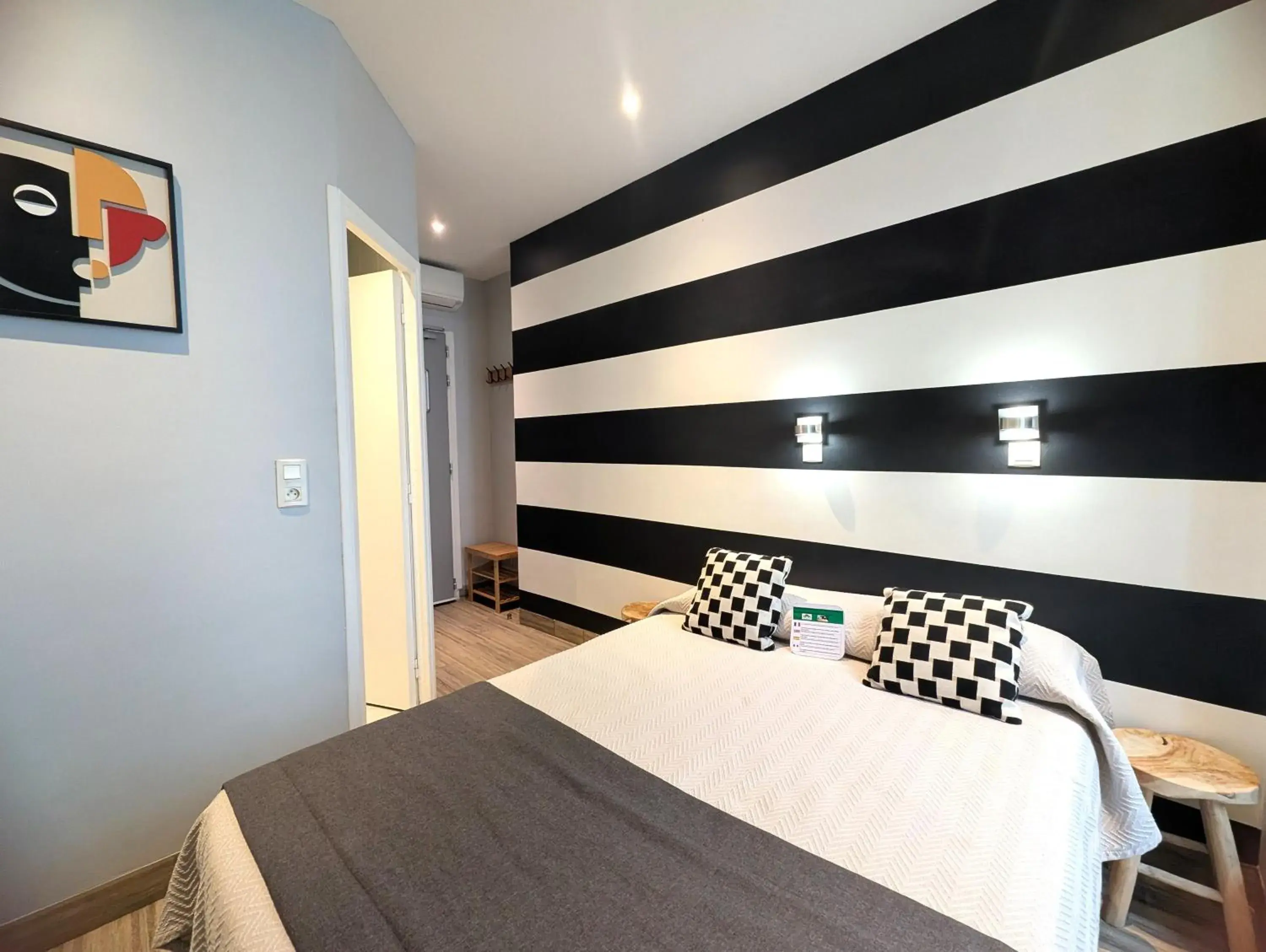 Budget Double Room in H33 Hôtel Budget Double Room in H33 Hôtel