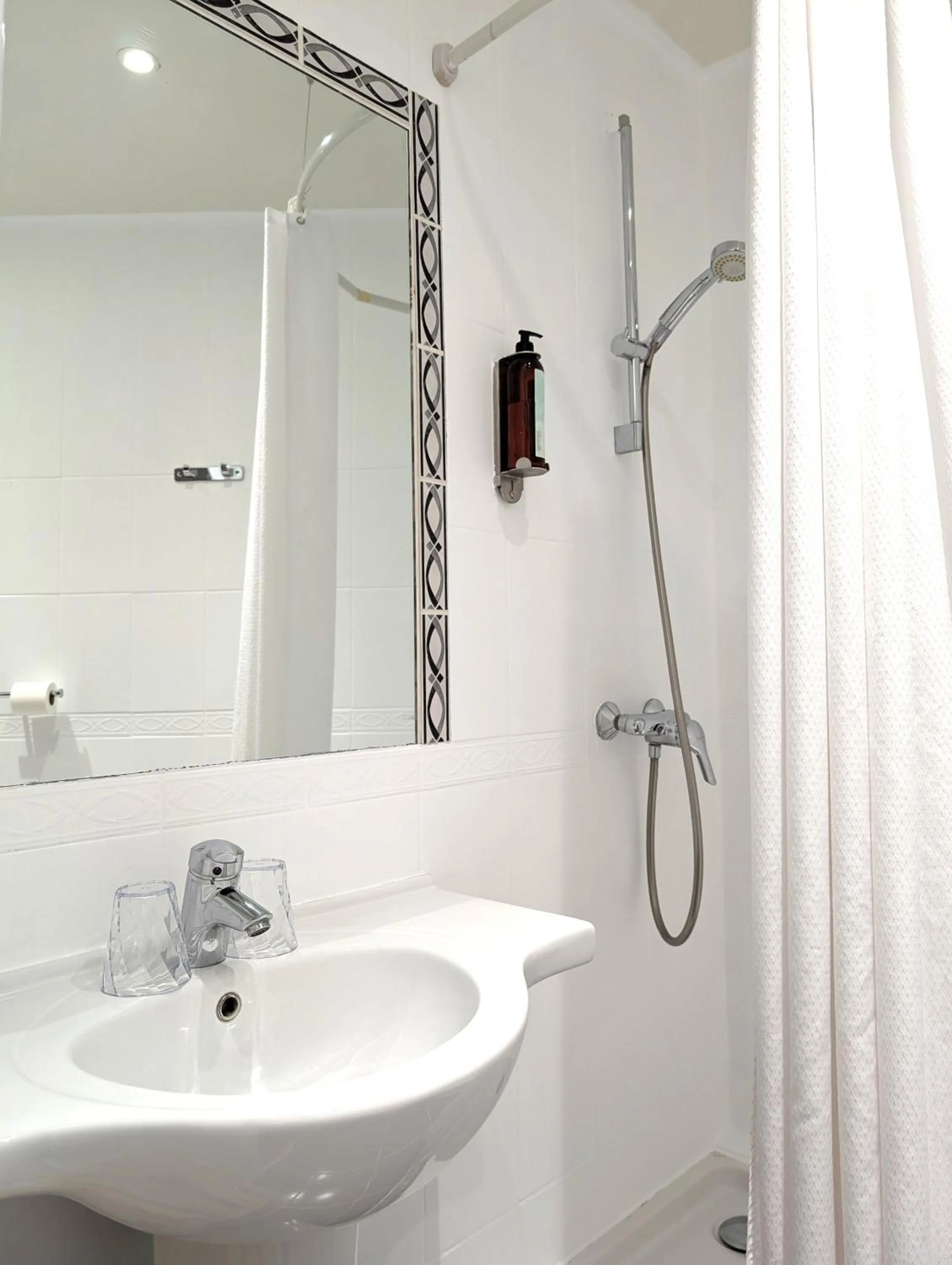 Shower in H33 Hôtel