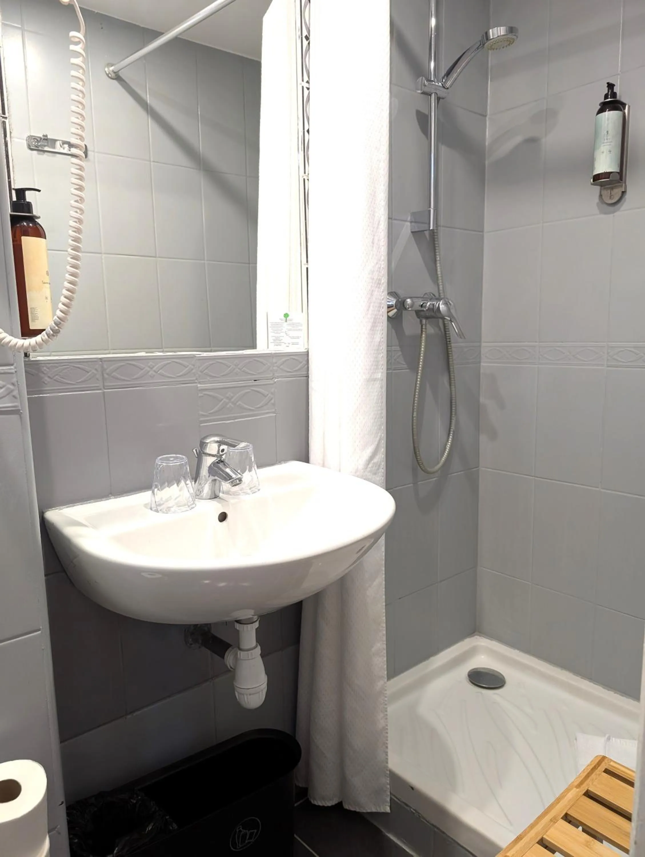 Shower in H33 Hôtel