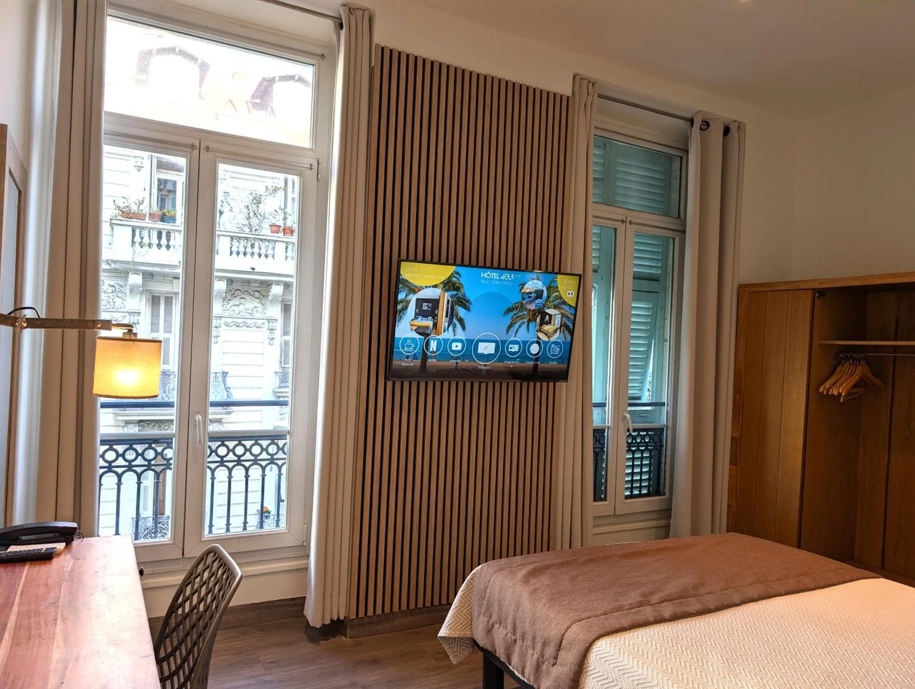 Street view, Bed in H33 Hôtel