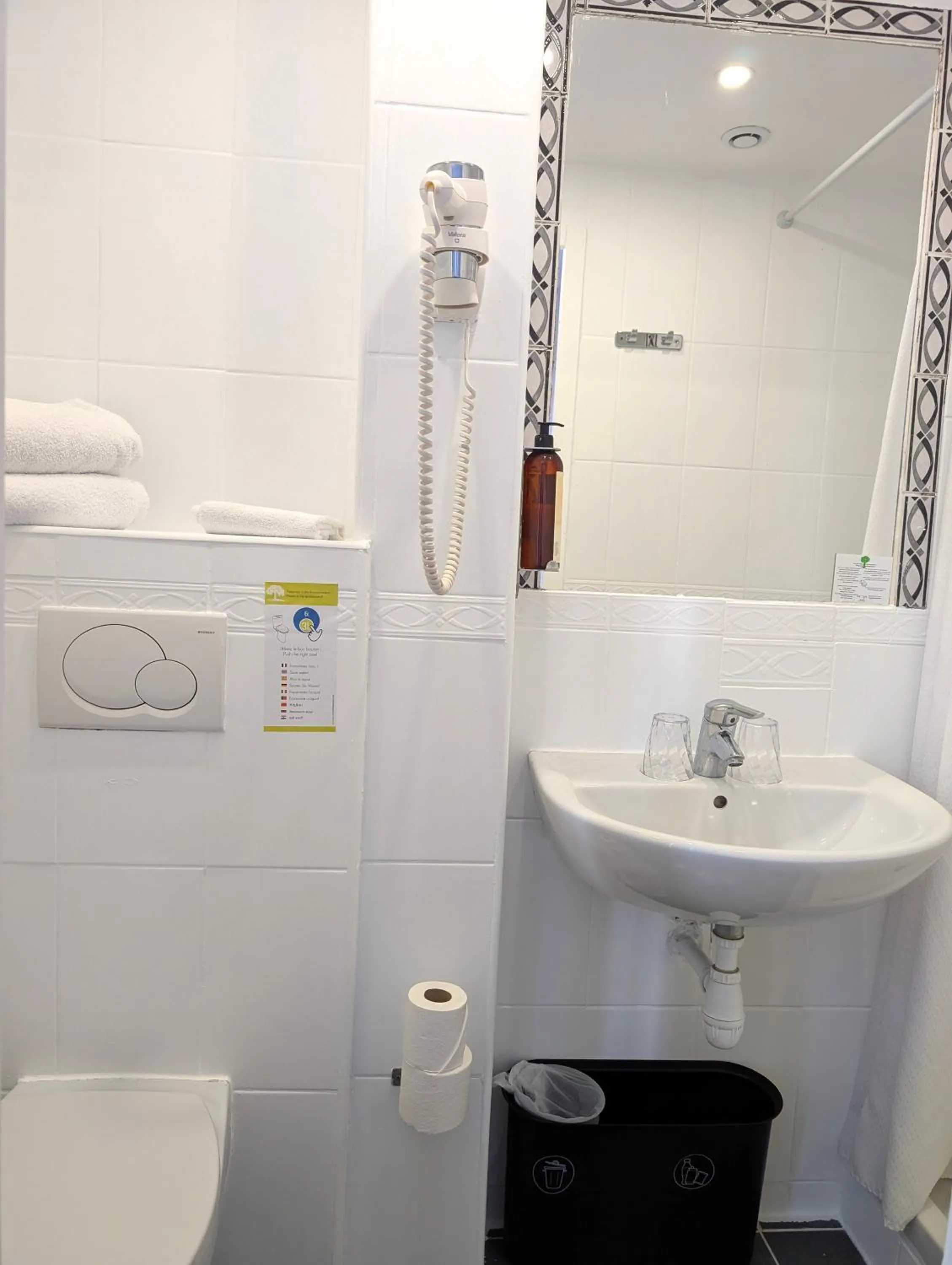 Shower in H33 Hôtel