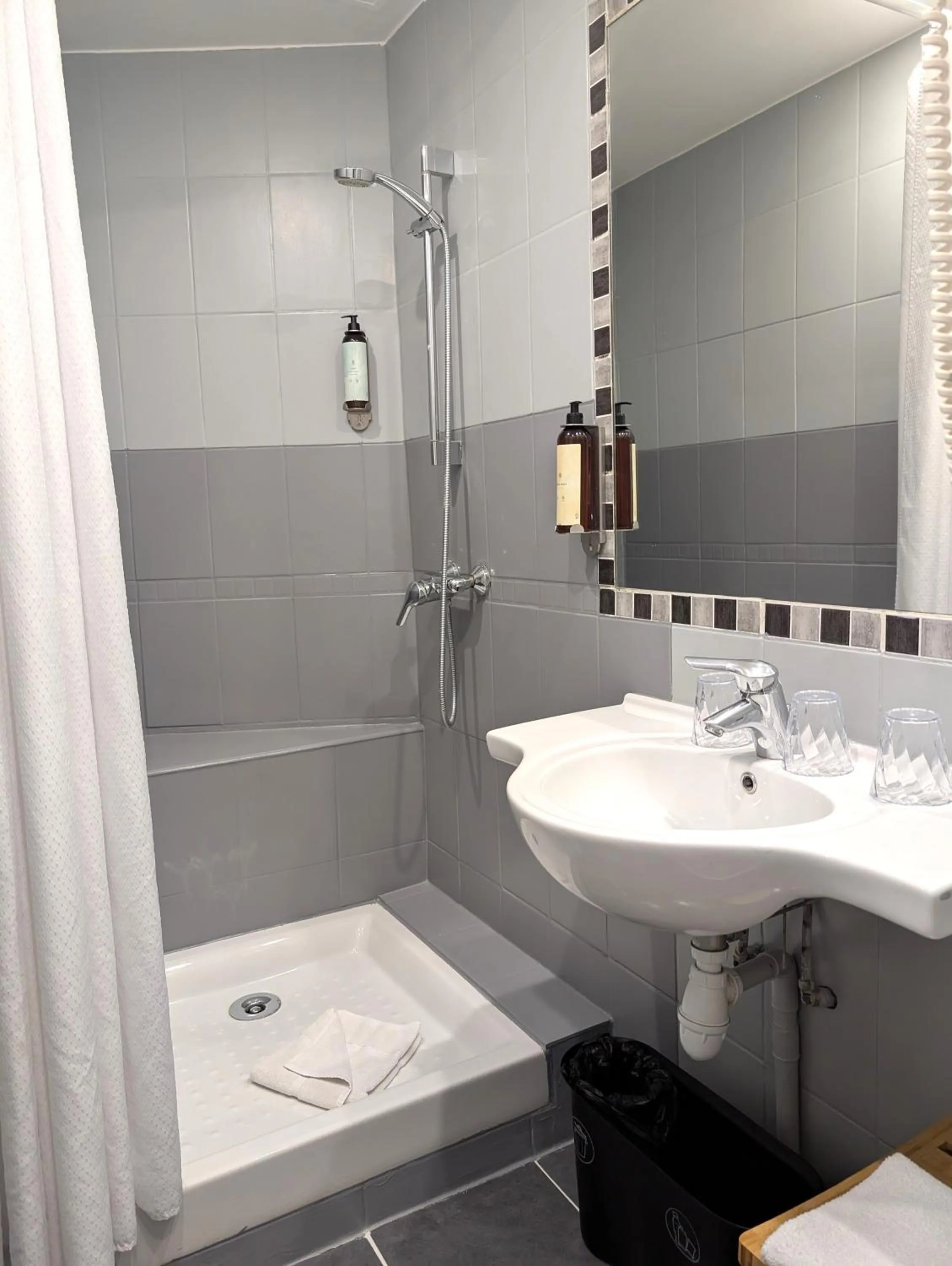 Shower in H33 Hôtel