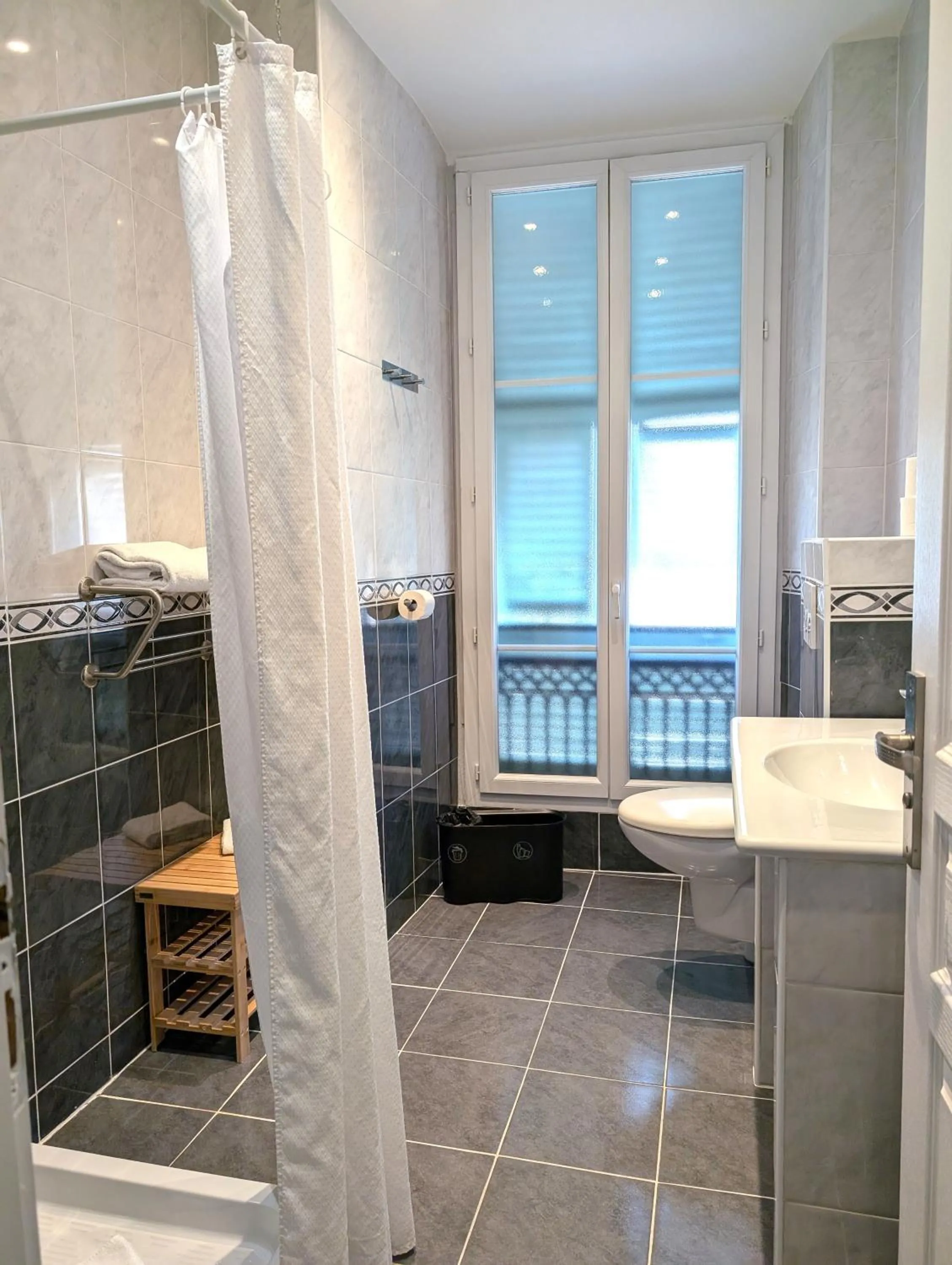 Shower in H33 Hôtel