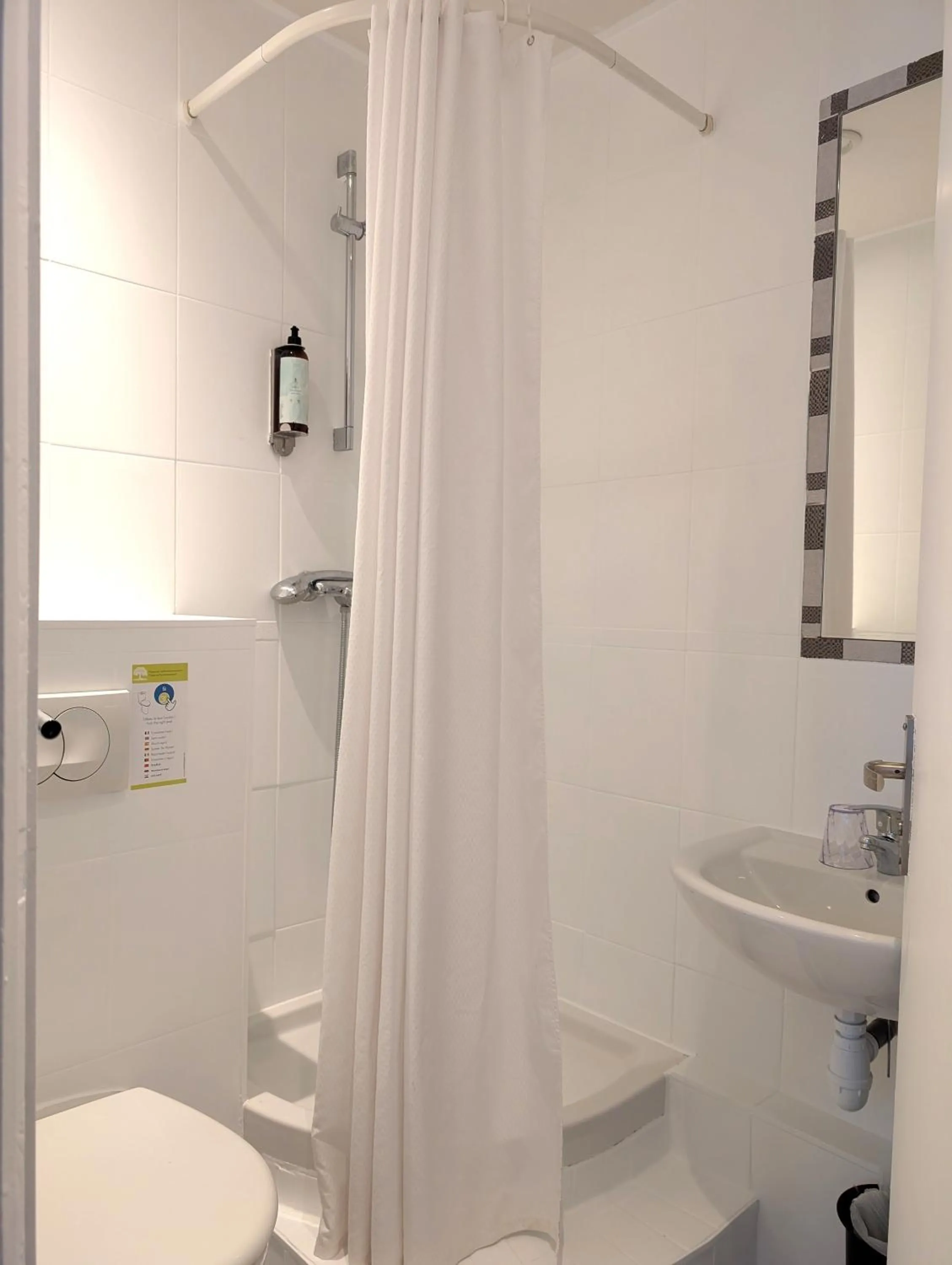 Shower in H33 Hôtel
