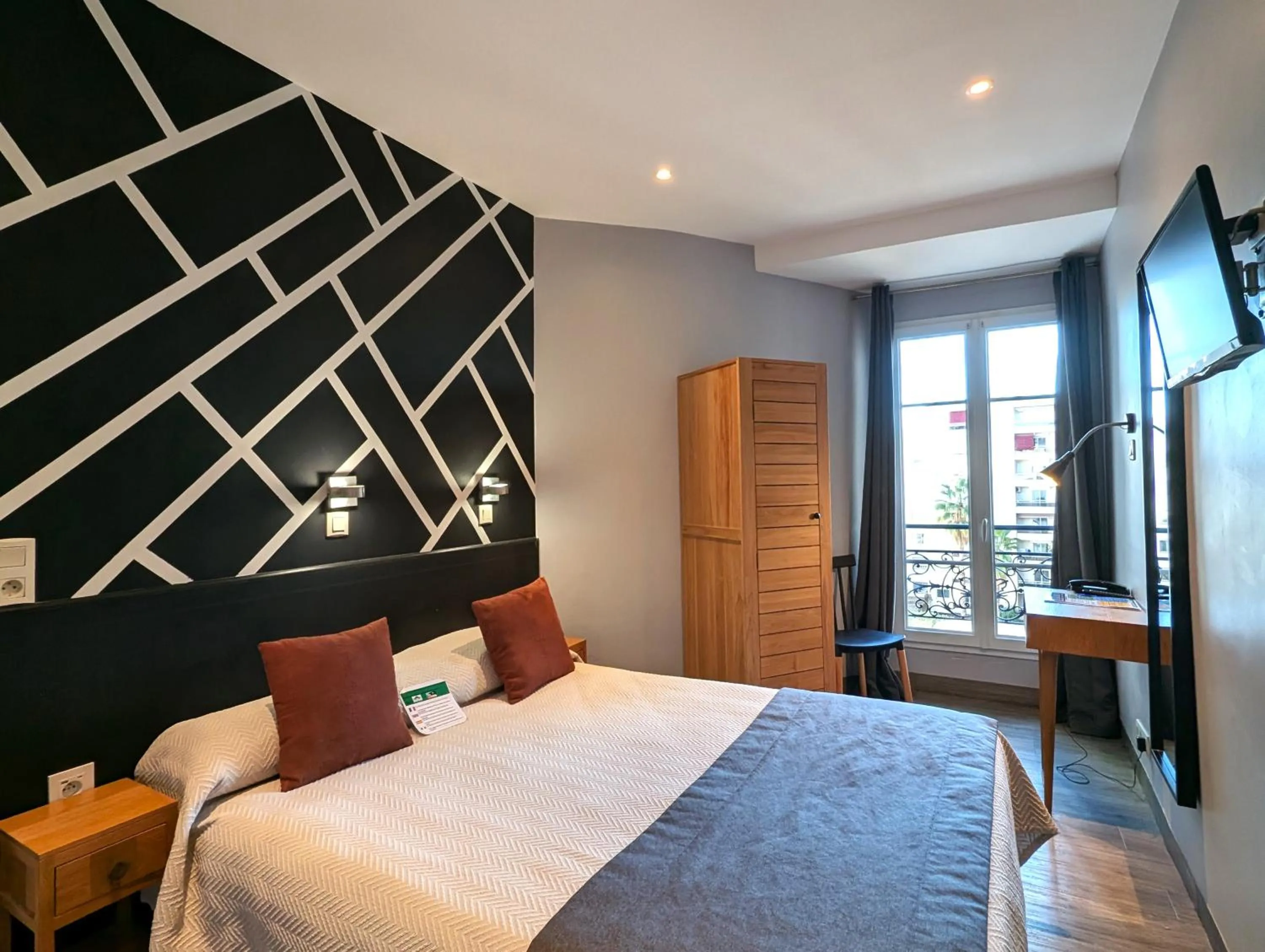 Photo of the whole room, Bed in H33 Hôtel