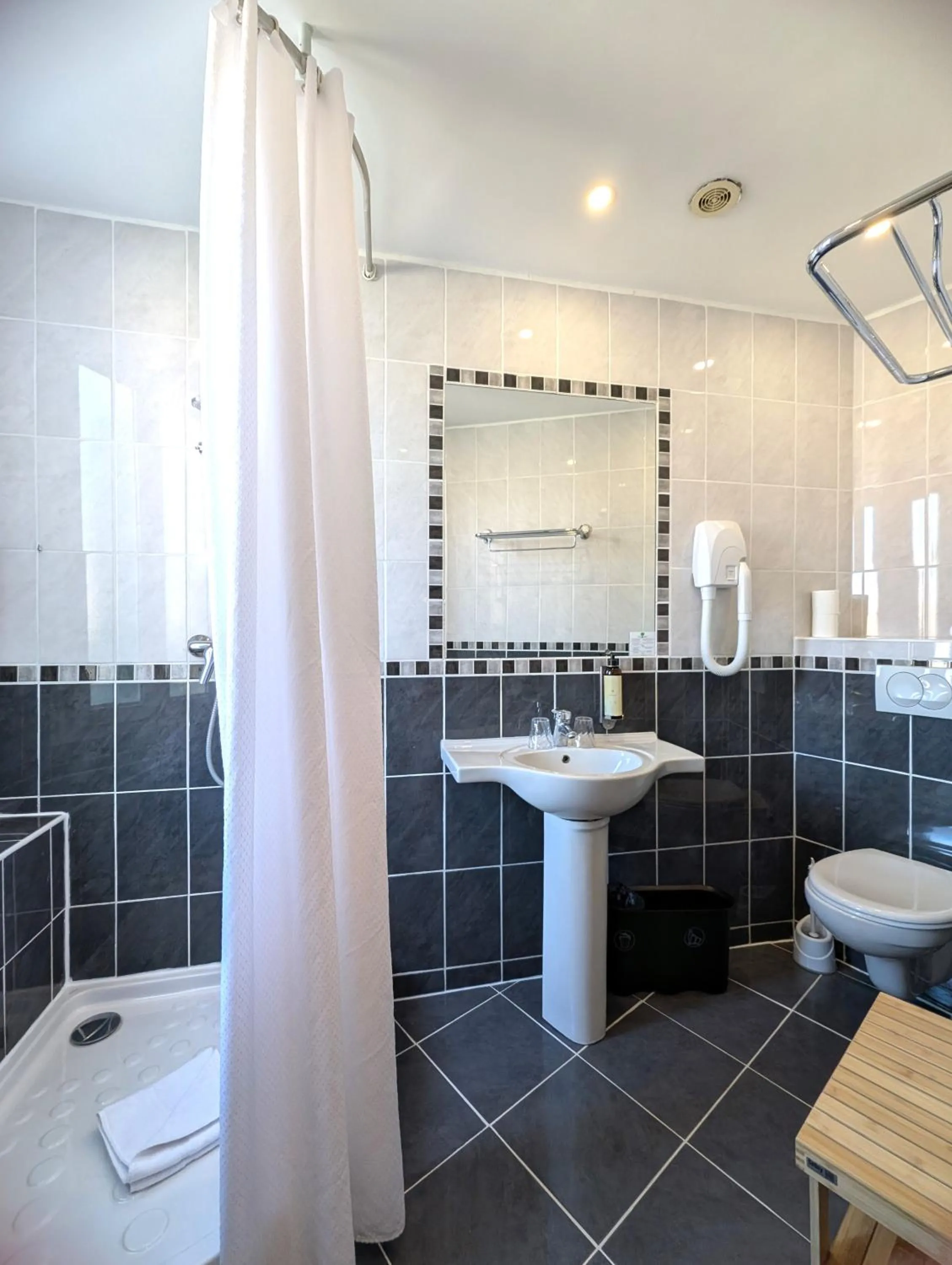 Shower in H33 Hôtel