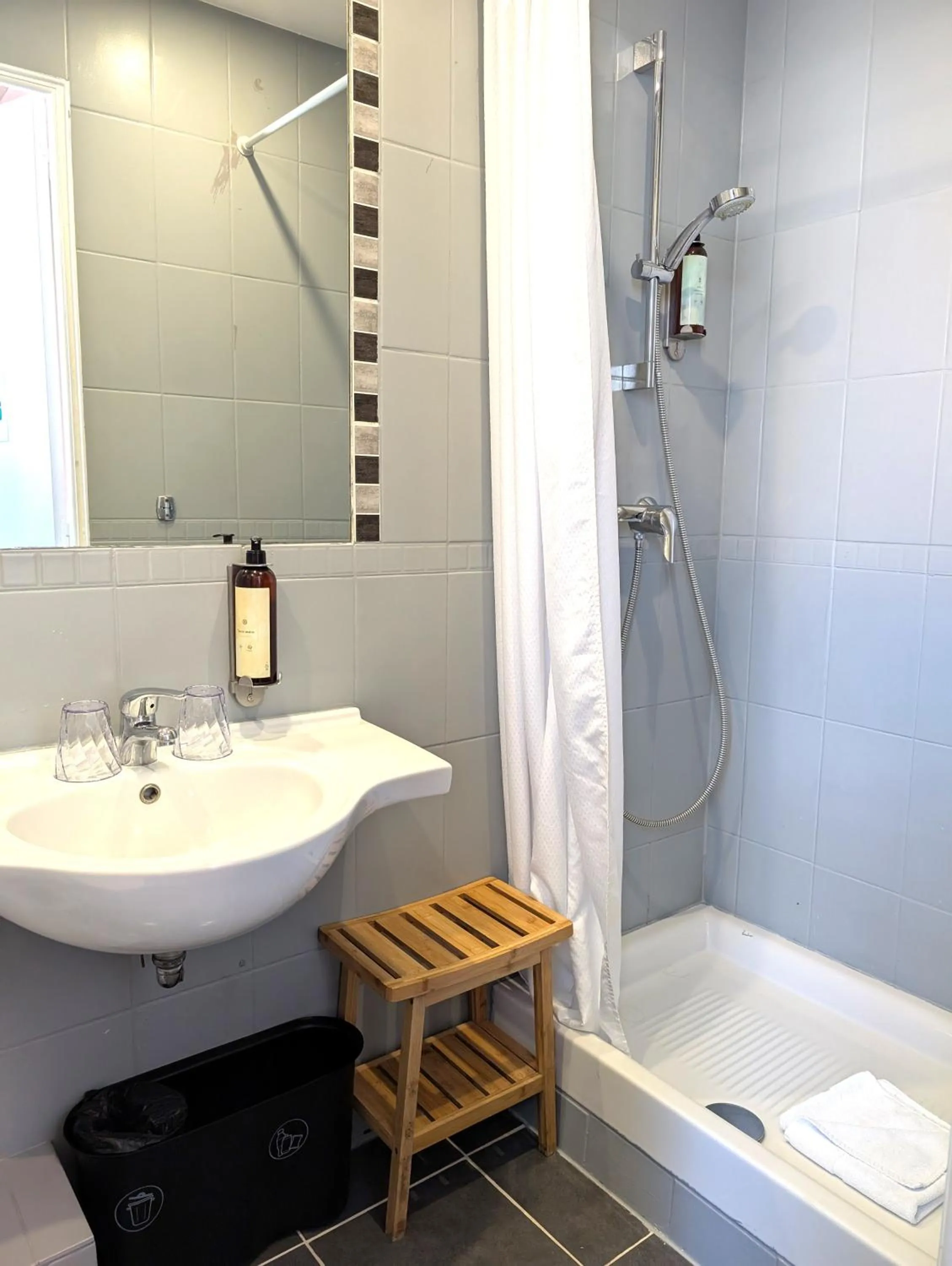 Shower in H33 Hôtel