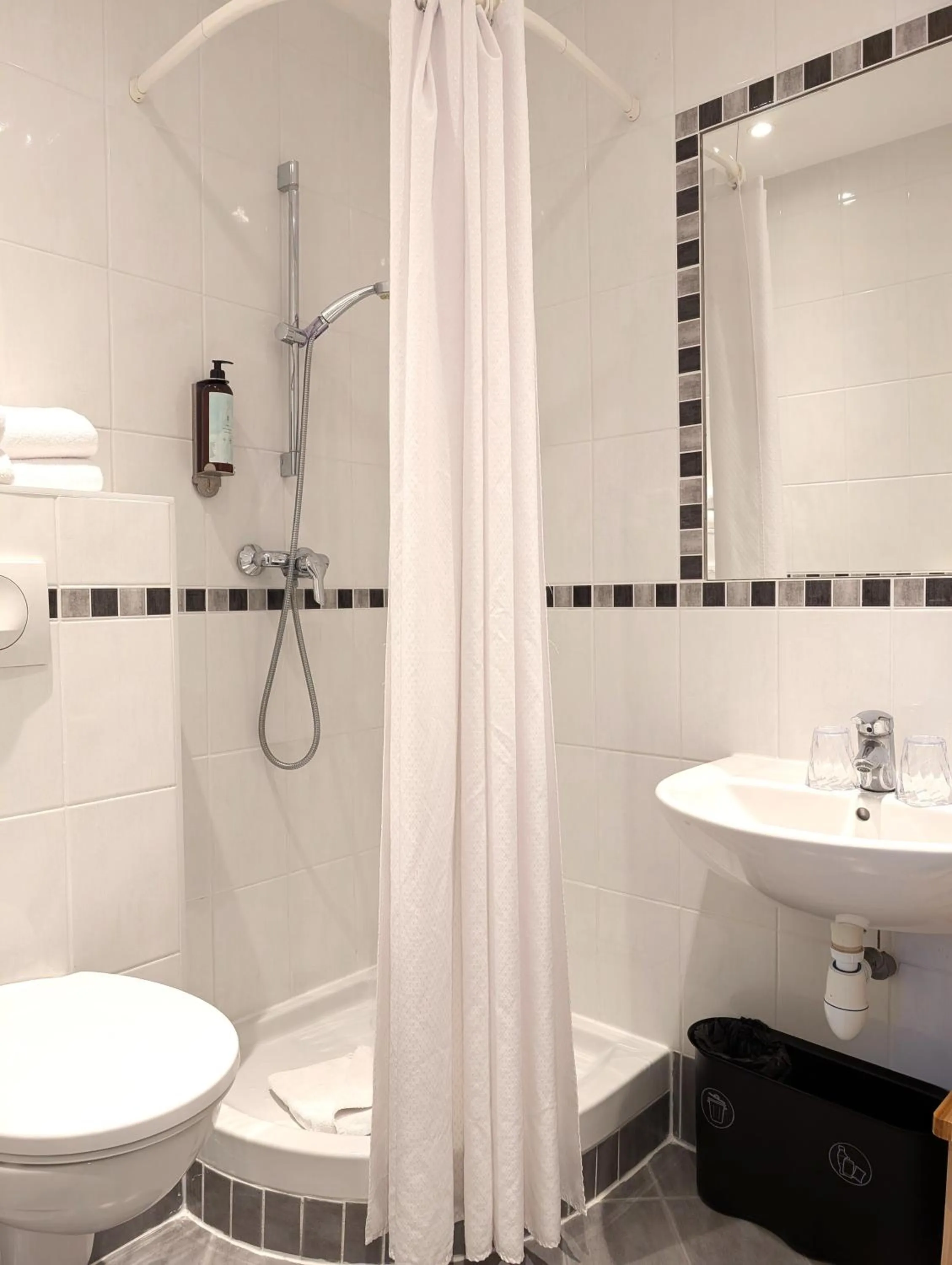 Shower in H33 Hôtel