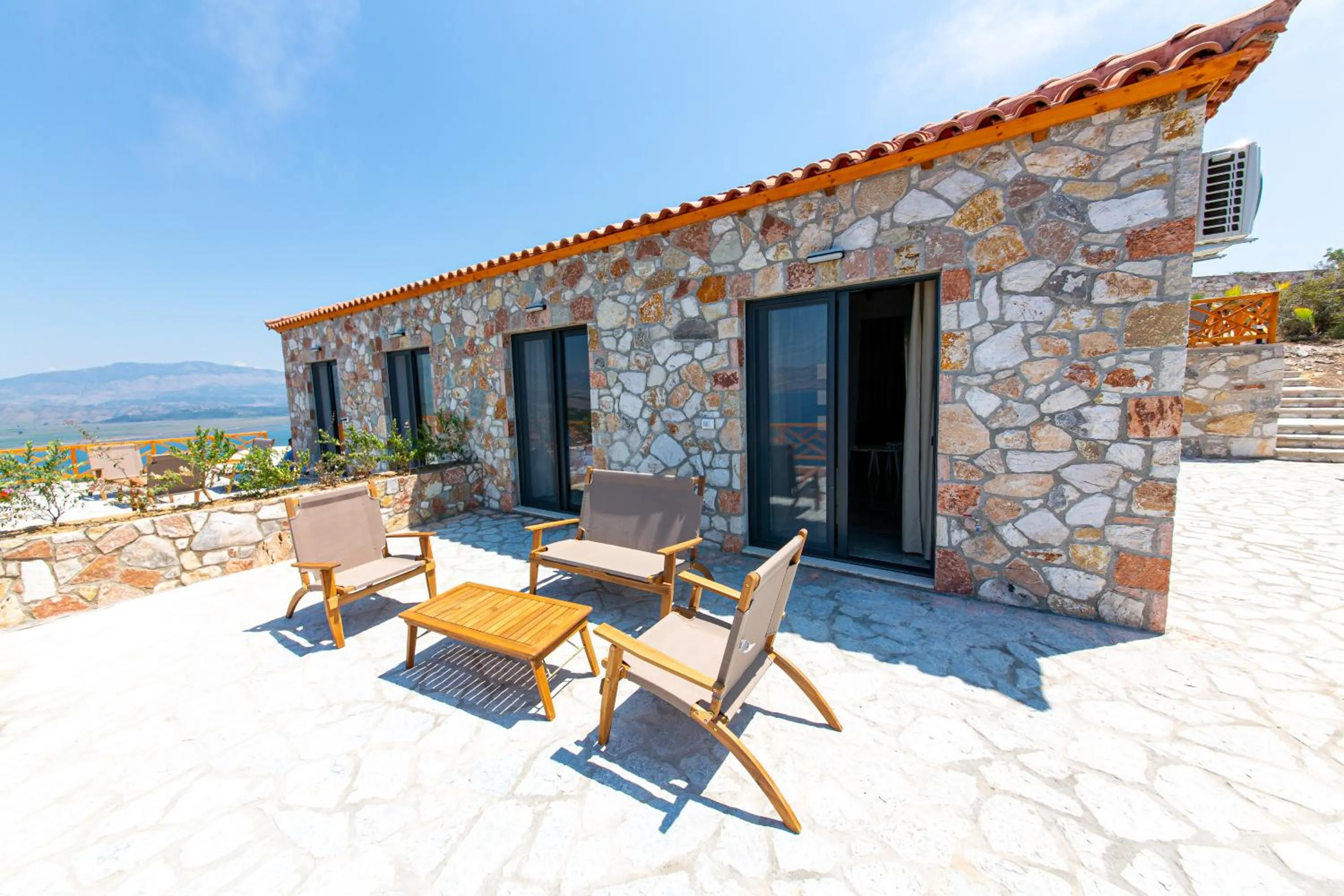 Facade/entrance in Santa Oliva Suites