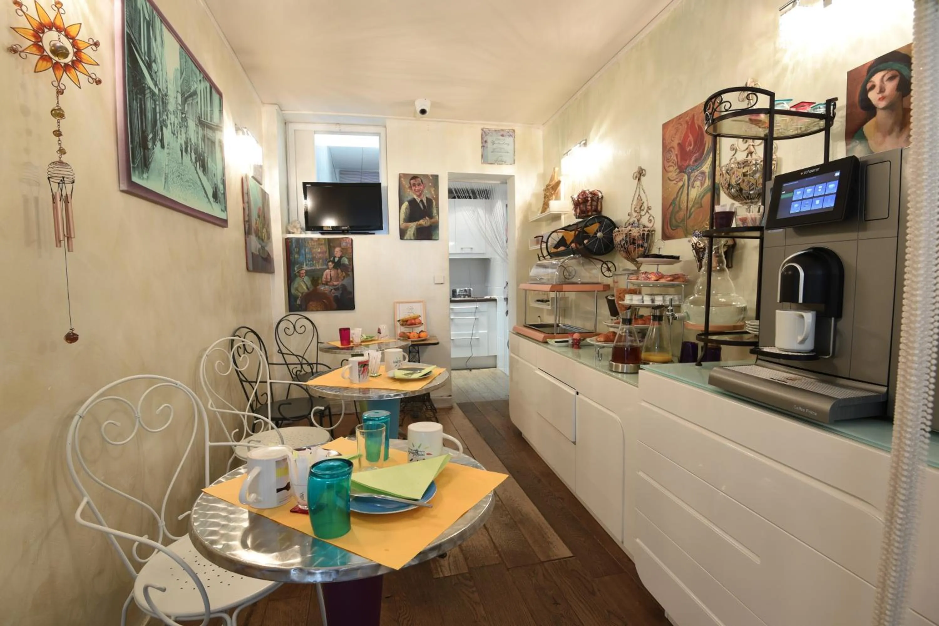 Restaurant/places to eat in Amélie Hotel