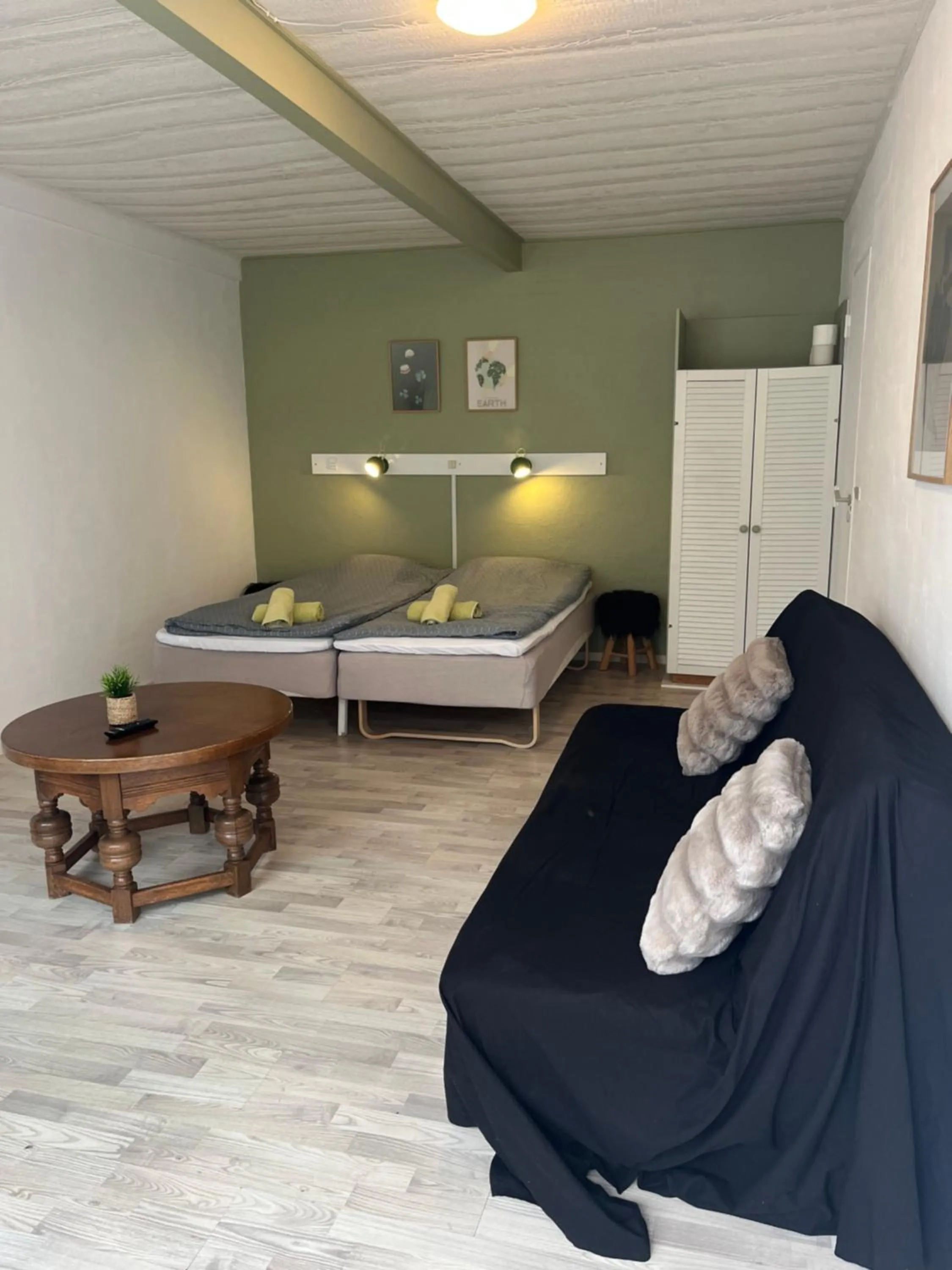 Living room, Bed in Døstrup Landevejskro & Motel