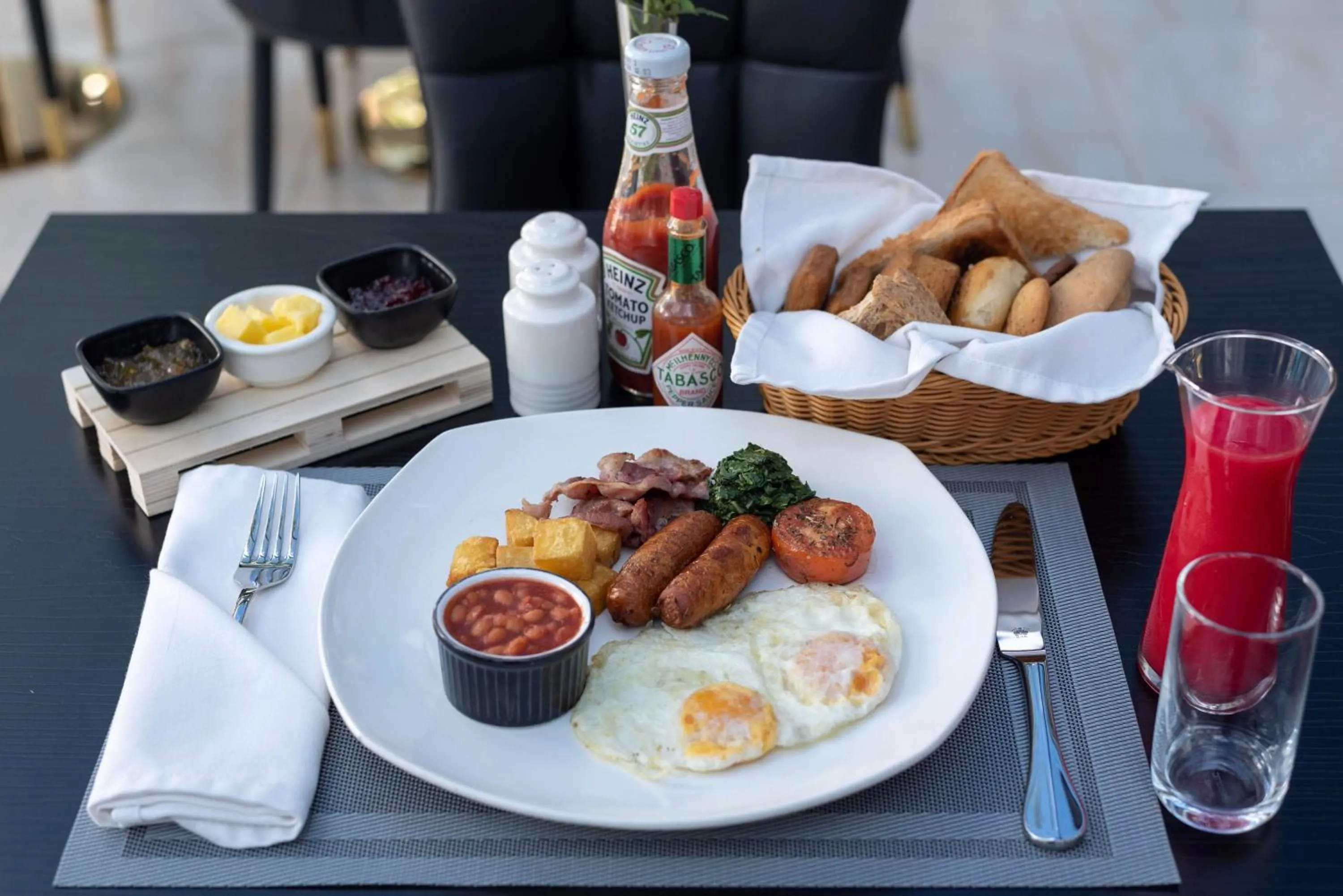 Restaurant/places to eat in CySuites Apartment Hotel