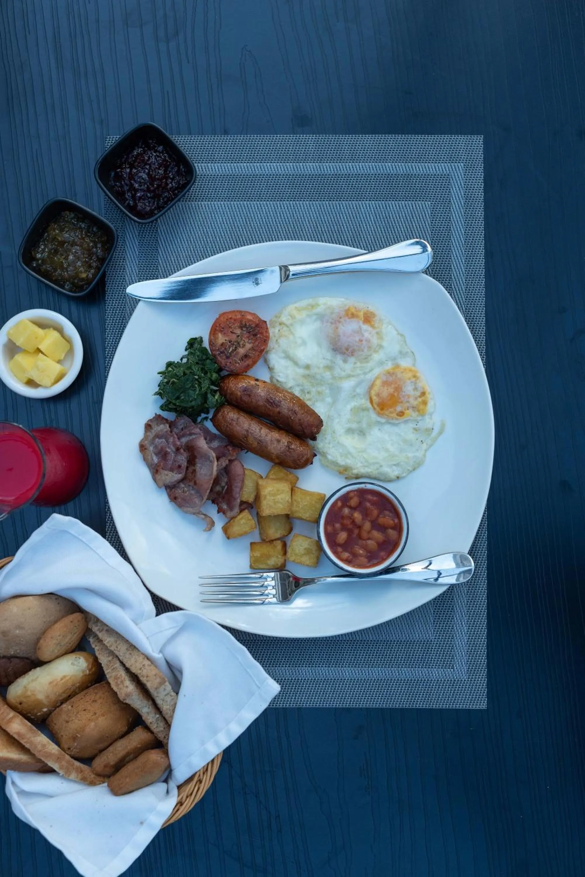 Restaurant/places to eat in CySuites Apartment Hotel