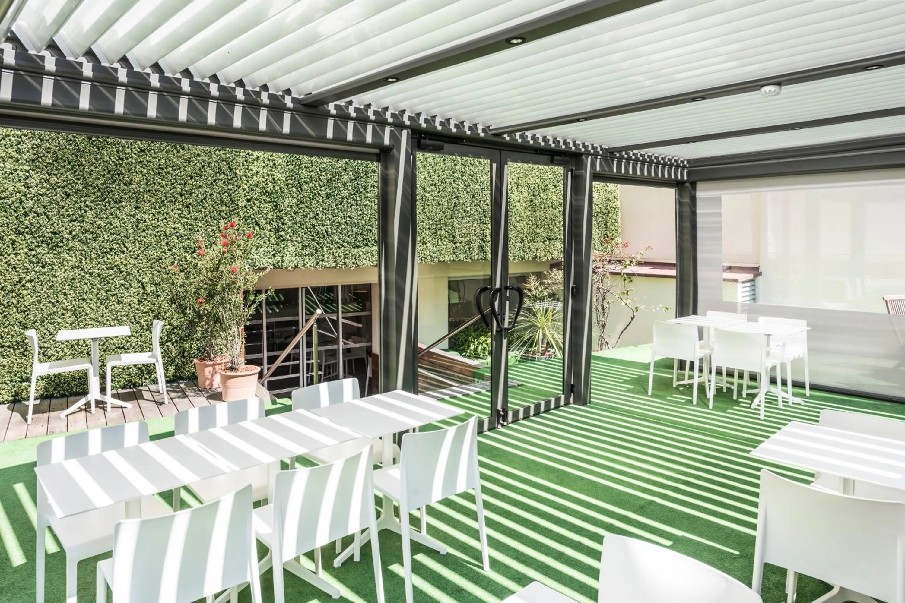 Restaurant/places to eat in Hotel Abrial