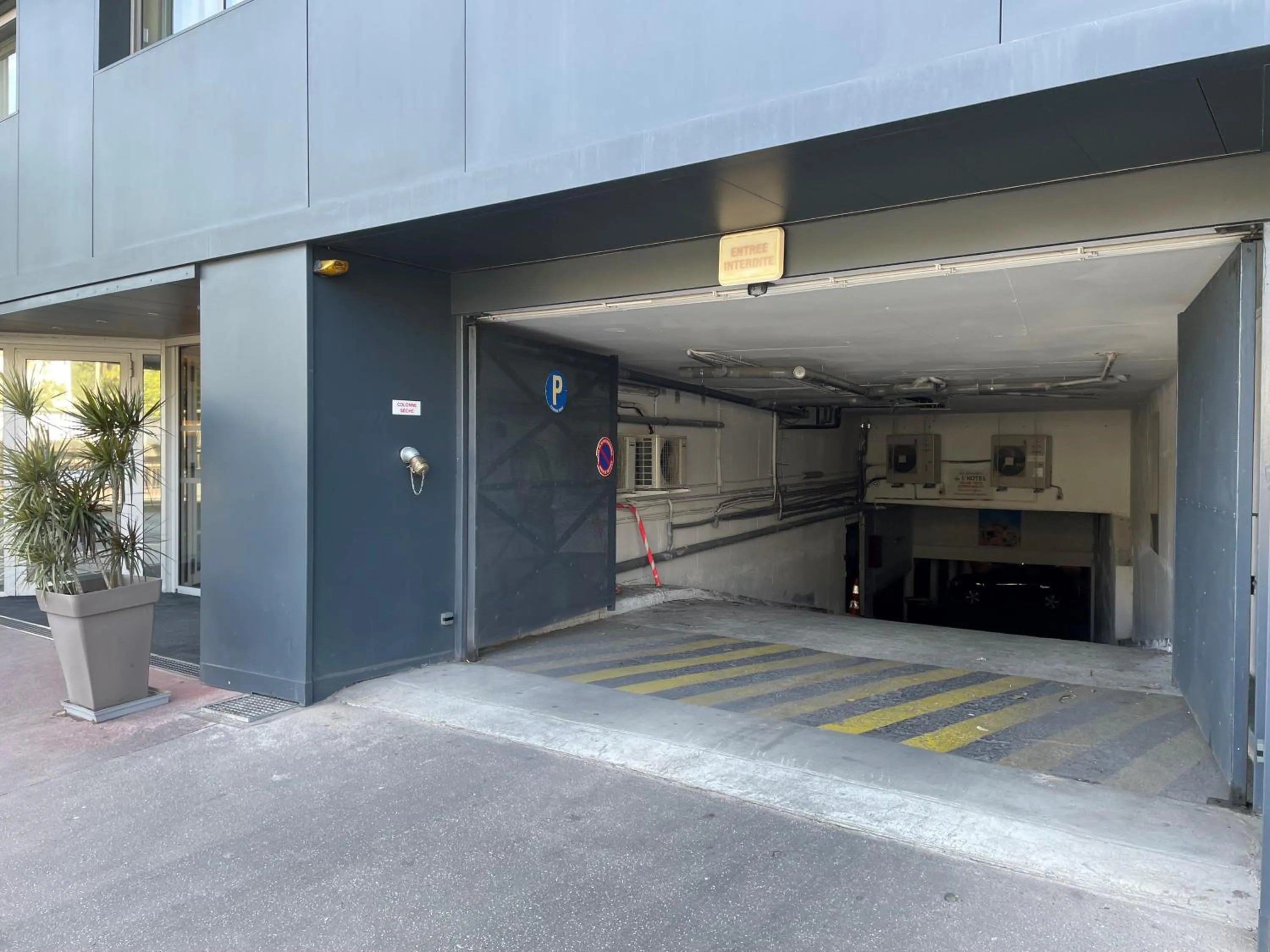 Parking in Hotel Abrial