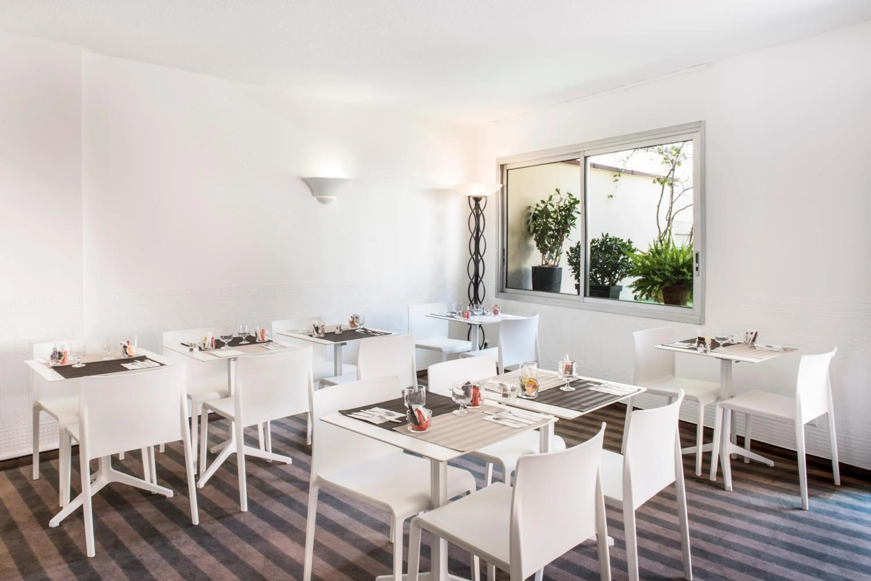 Restaurant/places to eat in Hotel Abrial