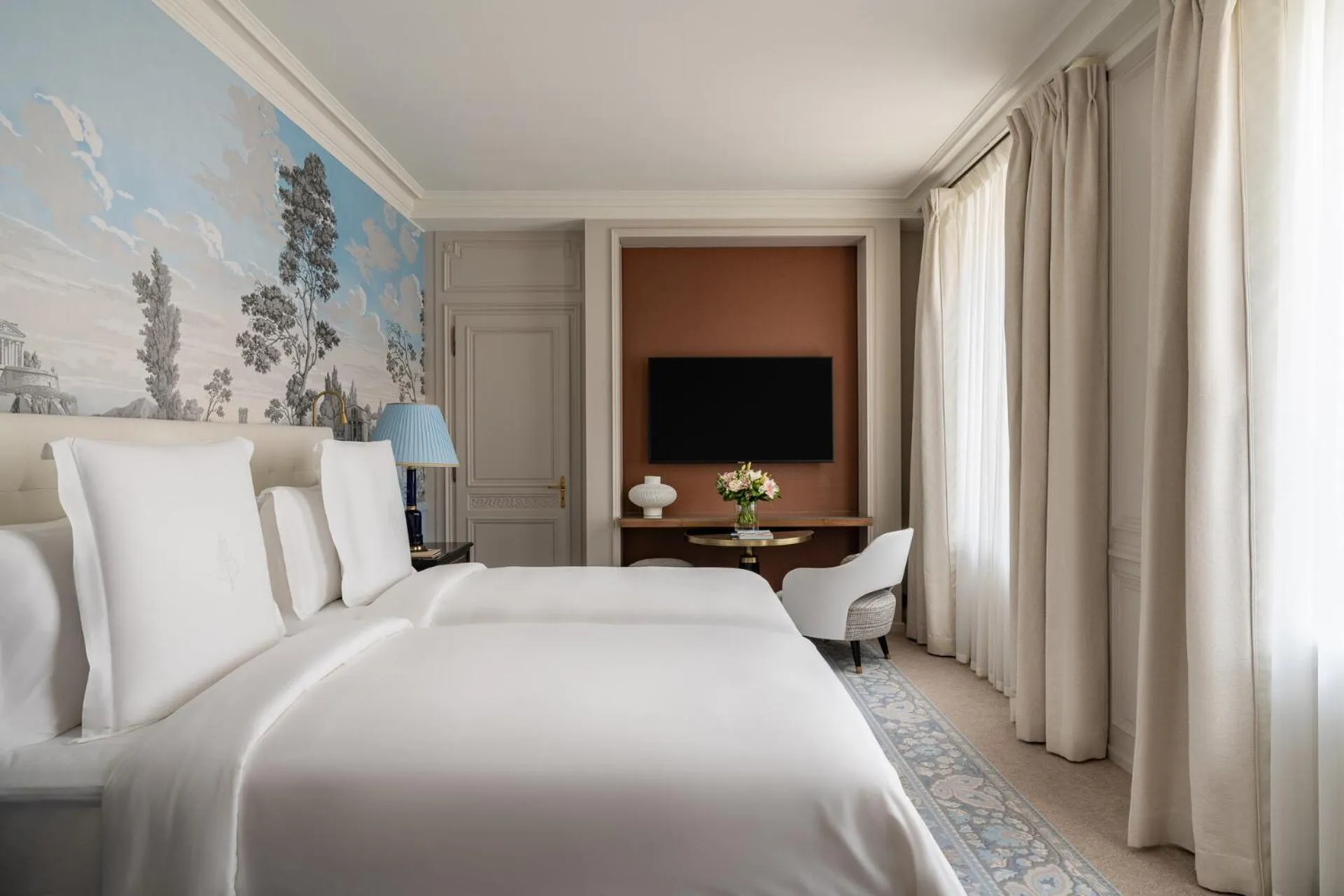 Bedroom, Bed in Four Seasons Hotel des Bergues Geneva