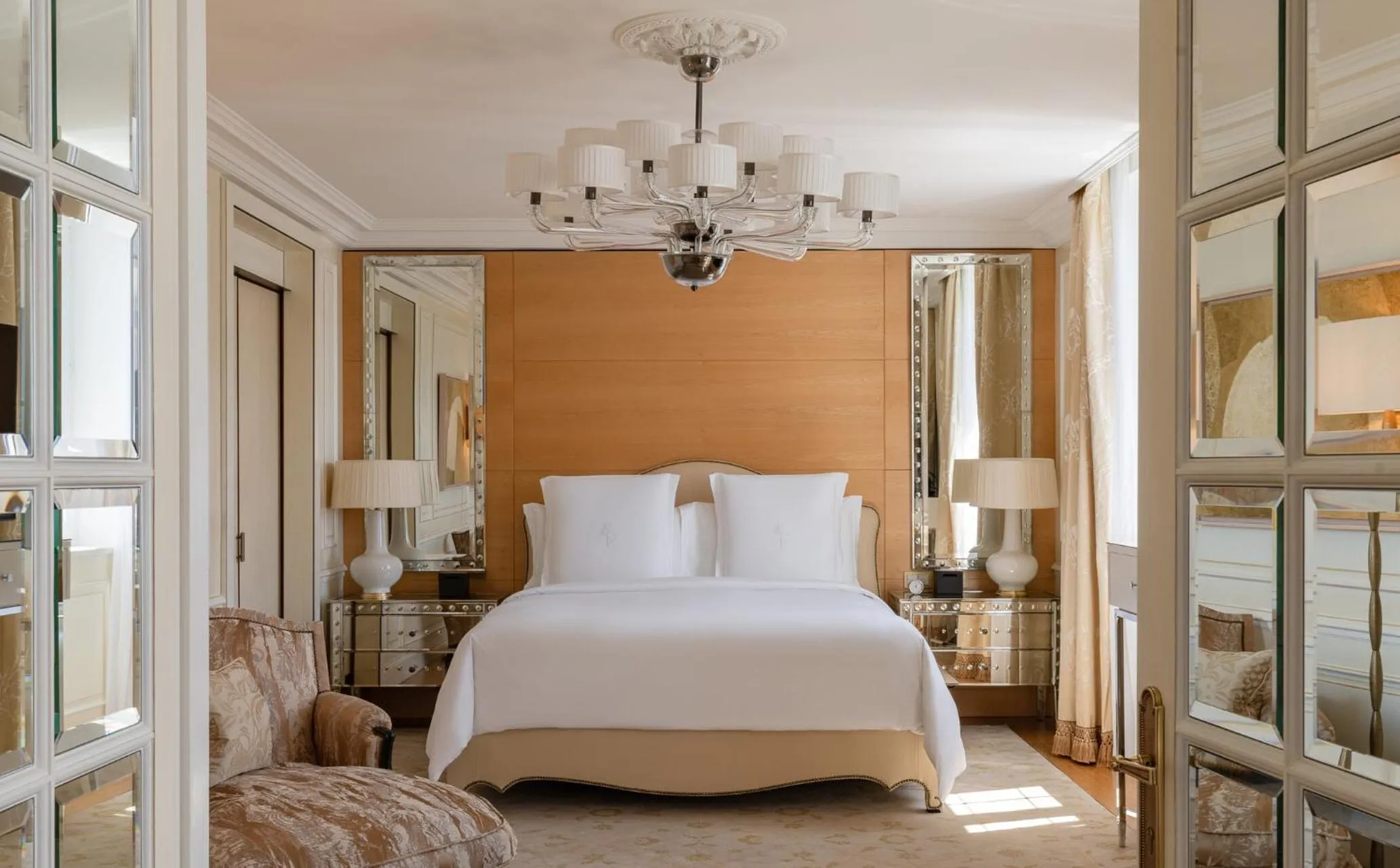 Bedroom, Bed in Four Seasons Hotel des Bergues Geneva
