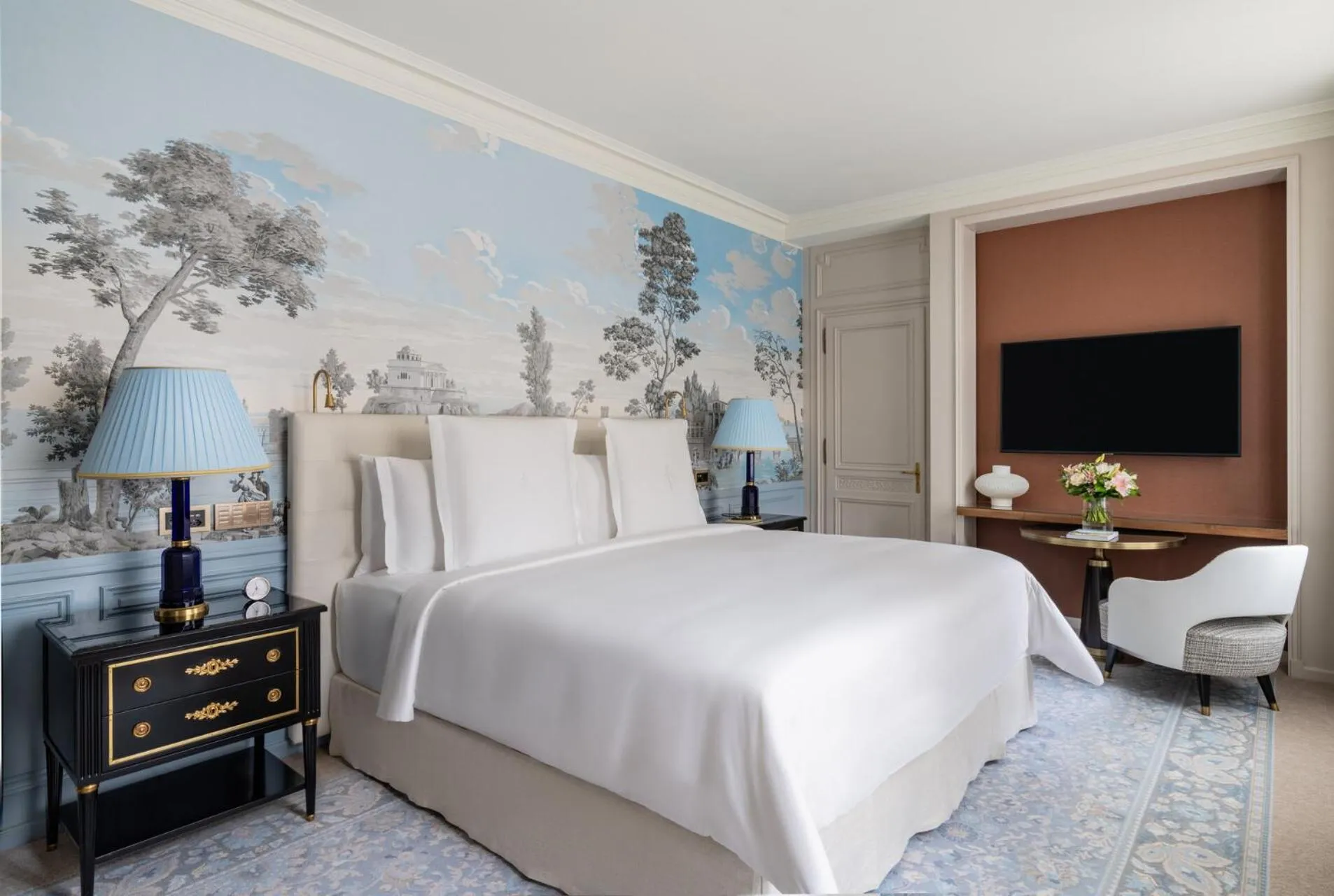 Bedroom, Bed in Four Seasons Hotel des Bergues Geneva