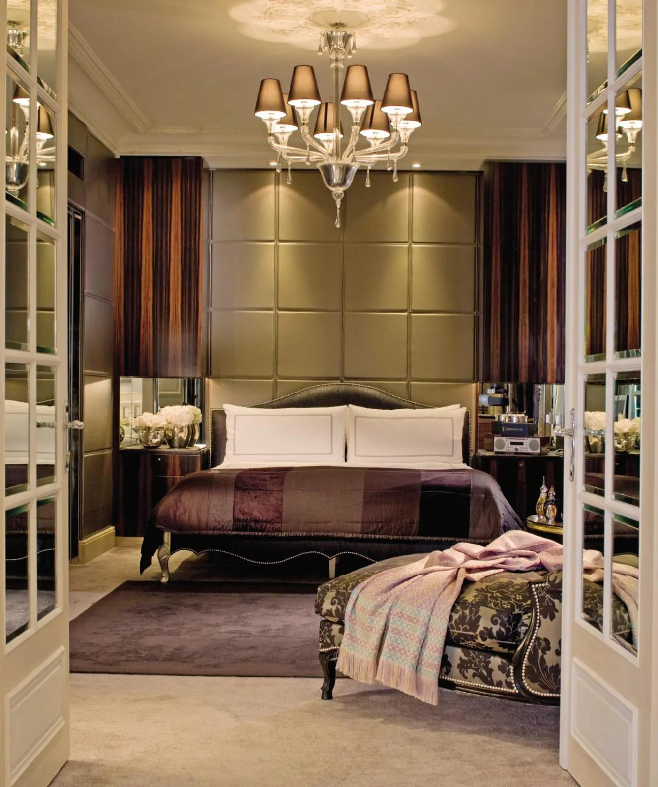 Bed in Four Seasons Hotel des Bergues Geneva