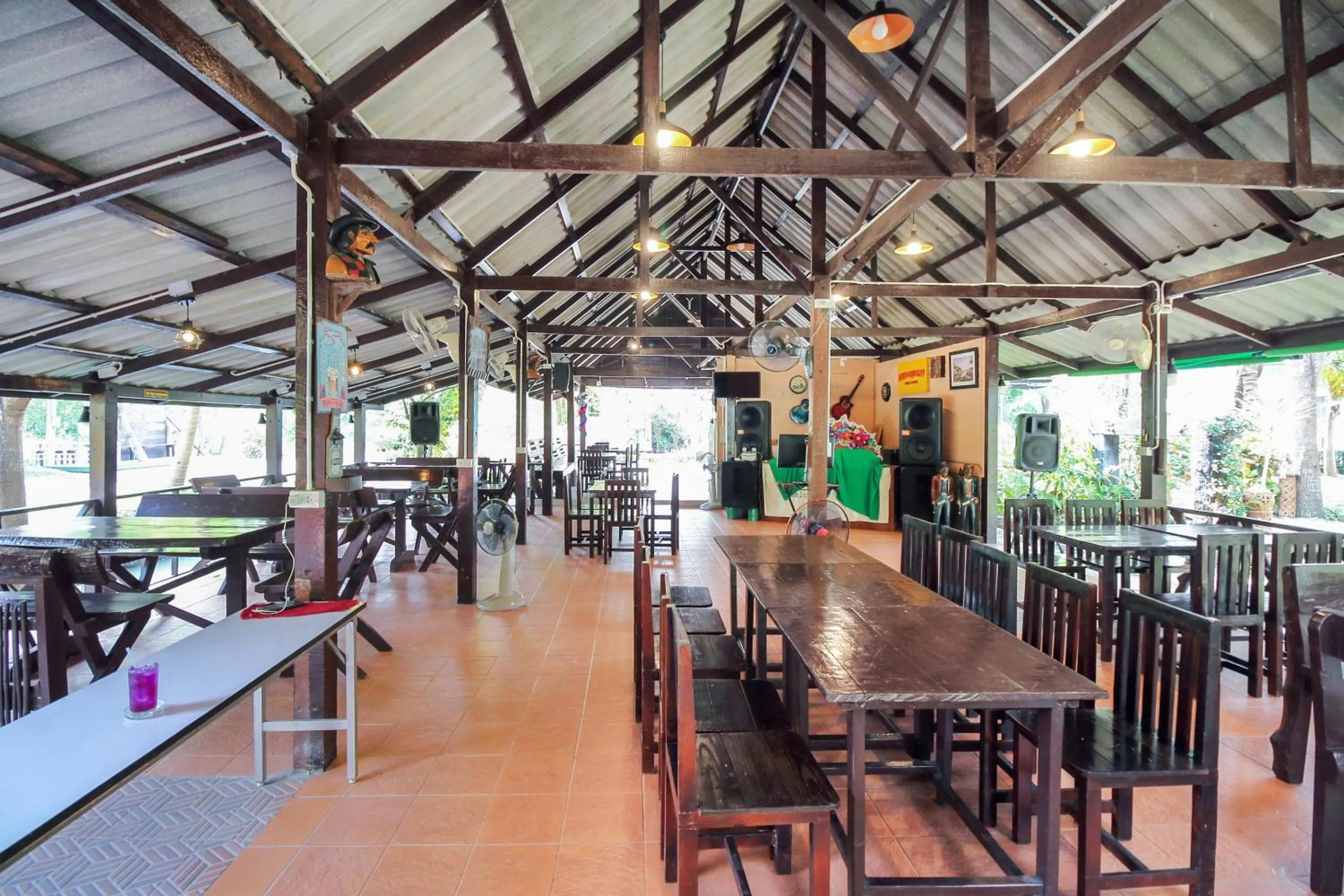 Restaurant/places to eat in OYO 606 Baan Suansabai Pleanpanmai Resort Amphawa