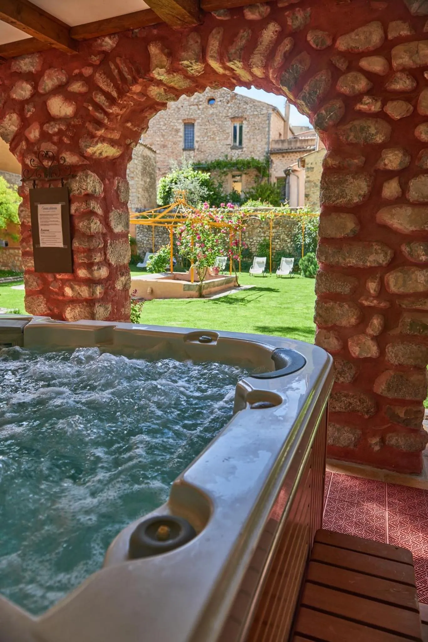 Hot Tub in Les Arcades Le Lion D'or
