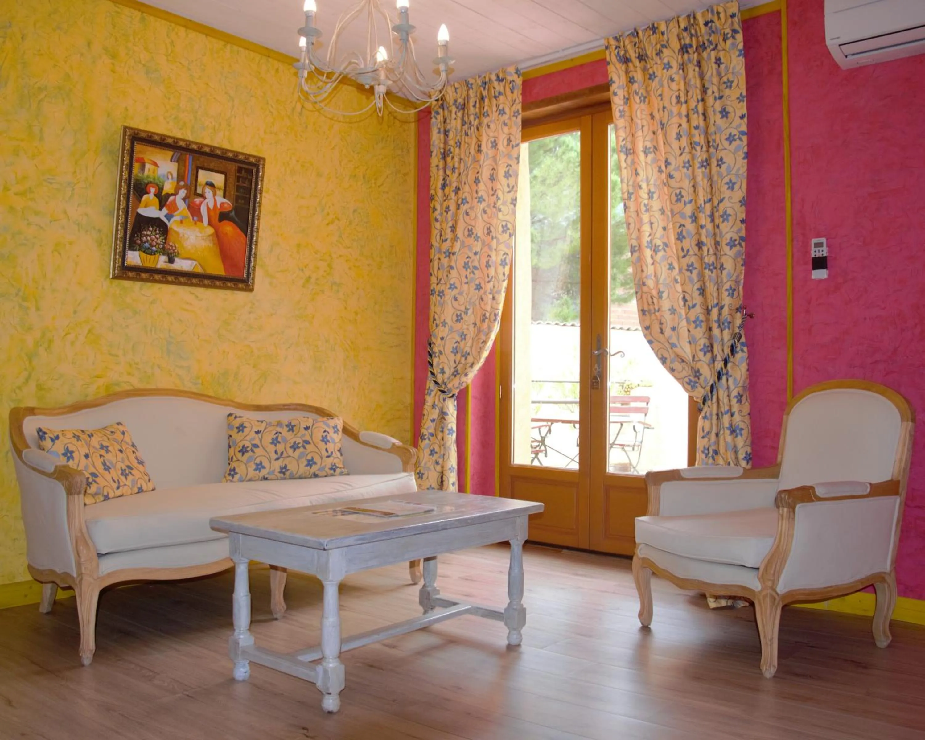 Communal lounge/ TV room in Les Arcades Le Lion D'or