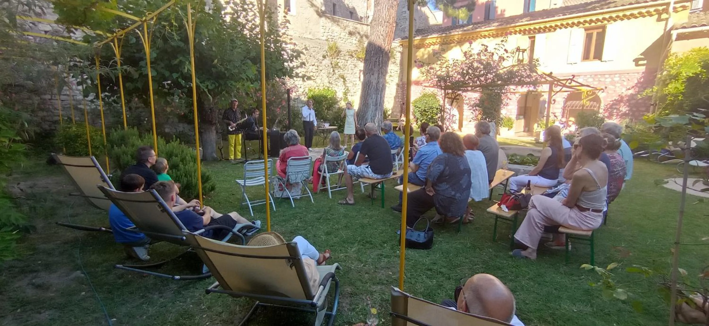 Day in Les Arcades Le Lion D'or